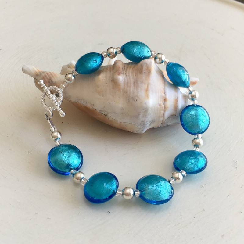 Diana Ingram Armband Mit Türkisen | Blauen Muranoglas Kleinen Linsen "Smartie' Perlen Auf Sterling Silber Und Knebelverschluss Diana Ingram Armband Mit Türkisen | Blauen Muranoglas Kleinen Linsen "Smartie' Perlen Auf Sterling Silber Und Knebelverschluss von DianaIngramJewellery