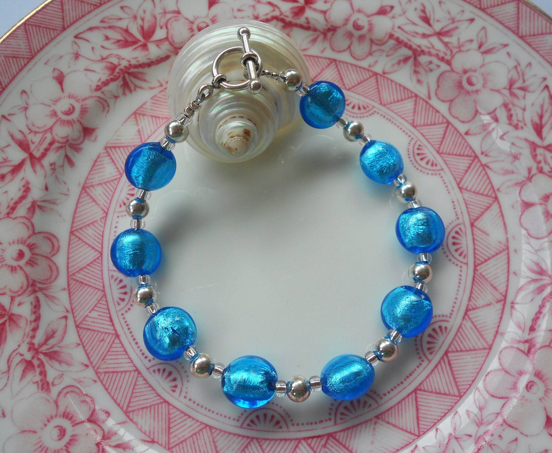 Diana Ingram Armband Mit Türkisen | Blauen Muranoglas Minilinsen "Smartie' Perlen Auf Sterling Silber Und Knebelverschluss Diana Ingram Armband Mit Türkisen | Blauen Muranoglas Minilinsen "Smartie' Perlen Auf Sterling Silber Und Knebelverschluss von DianaIngramJewellery