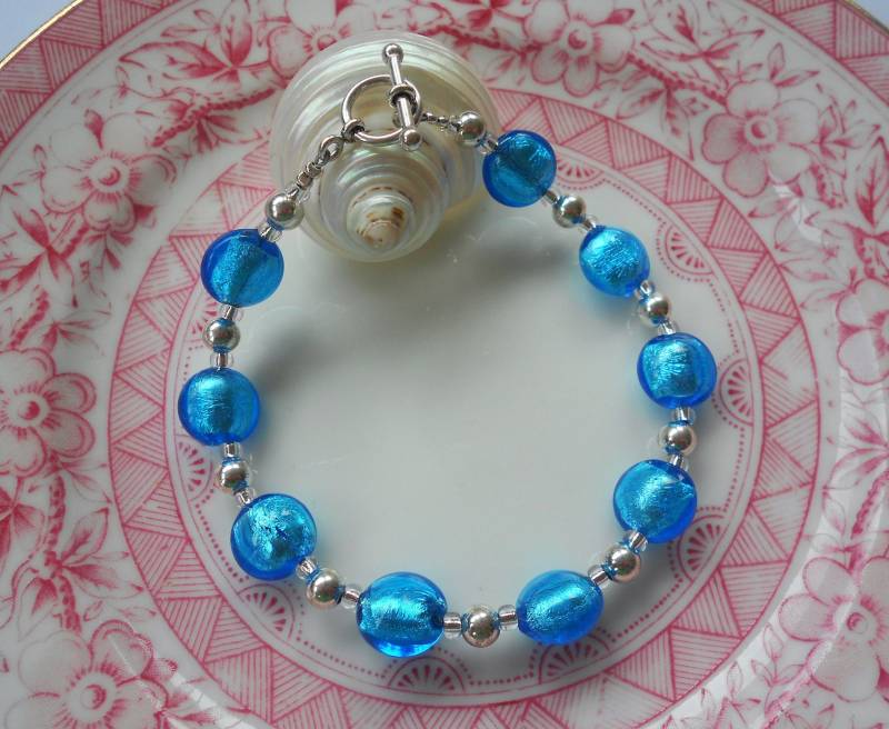 Diana Ingram Armband Mit Türkisen | Blauen Muranoglas Minilinsen "Smartie' Perlen Auf Sterling Silber Und Knebelverschluss Diana Ingram Armband Mit Türkisen | Blauen Muranoglas Minilinsen "Smartie' Perlen Auf Sterling Silber Und Knebelverschluss von DianaIngramJewellery