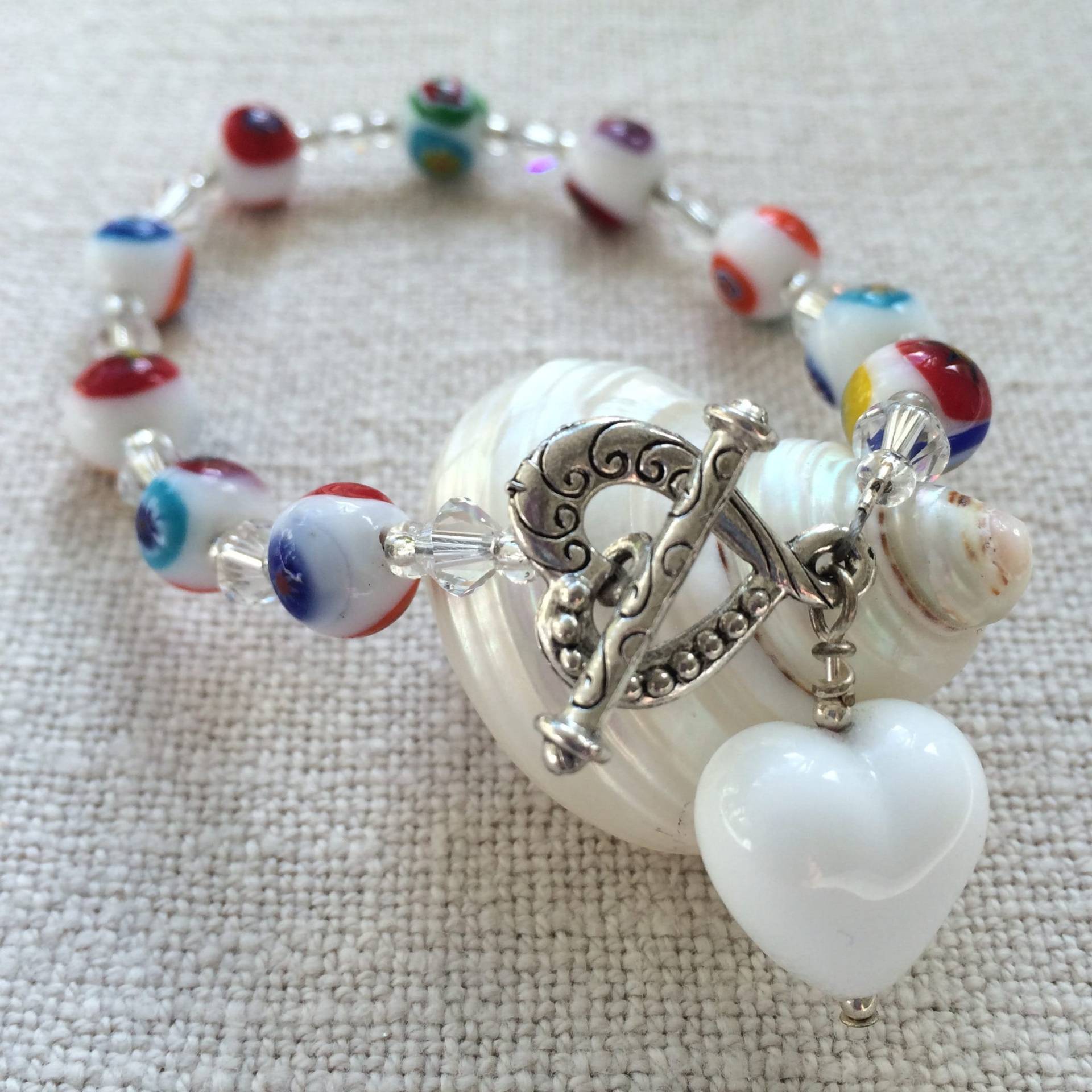 Diana Ingram Armband Mit Weissen Pastelligen Murano Glas Mosaik Kugeln, Swarovski© Kristallen, Kleinem Herz Anhänger Und Sterling Silber von DianaIngramJewellery