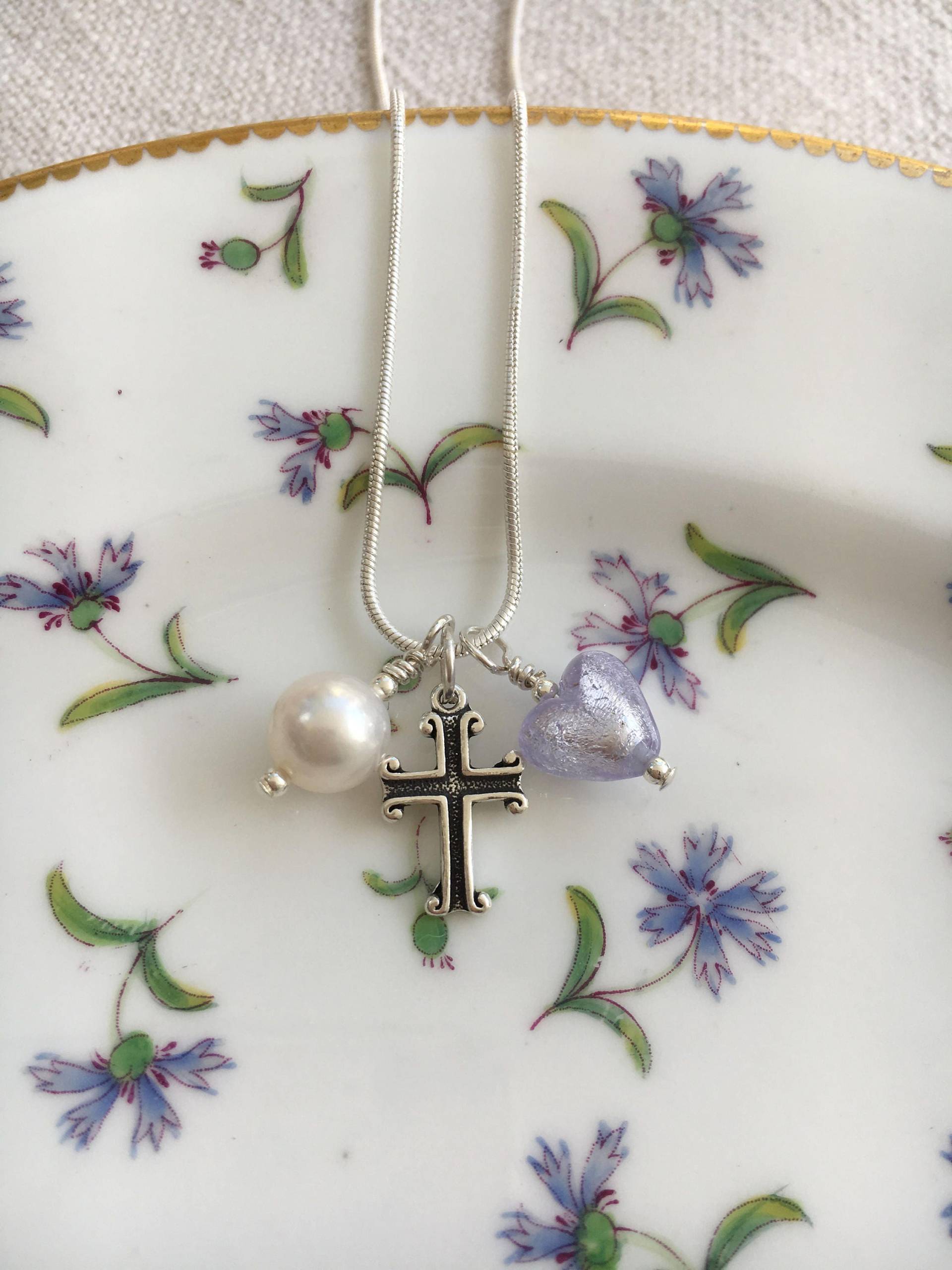 Diana Ingram Drei Bettelkette Aus Sterling Silber Mit Fliederfarbenem | Lila Muranoglas Herz, Kreuz, Weißer Perle Und Schlangenkette Diana Ingram Drei Bettelkette Aus Sterling Silber Mit Fliederfarbenem | Lila Muranoglas Herz, Kreuz, Weißer Perle Und Schlangenkette von DianaIngramJewellery