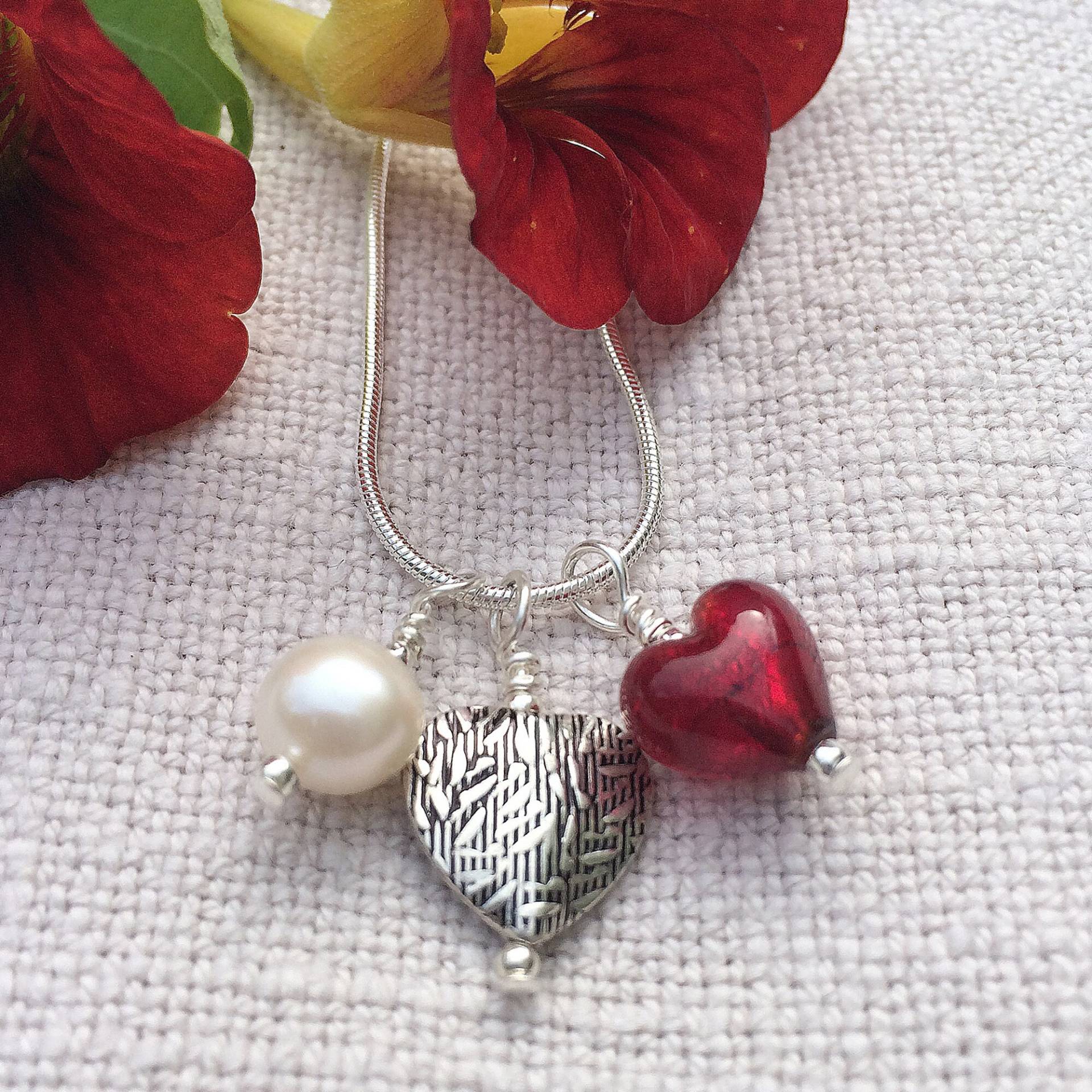 Diana Ingram Drei Bettelkette Aus Sterling Silber Mit Rotem Muranoglas Herz, Geätztem Weißer Perle Und Schlangenkette Diana Ingram Drei Bettelkette Aus Sterling Silber Mit Rotem Muranoglas Herz, Geätztem Weißer Perle Und Schlangenkette von DianaIngramJewellery