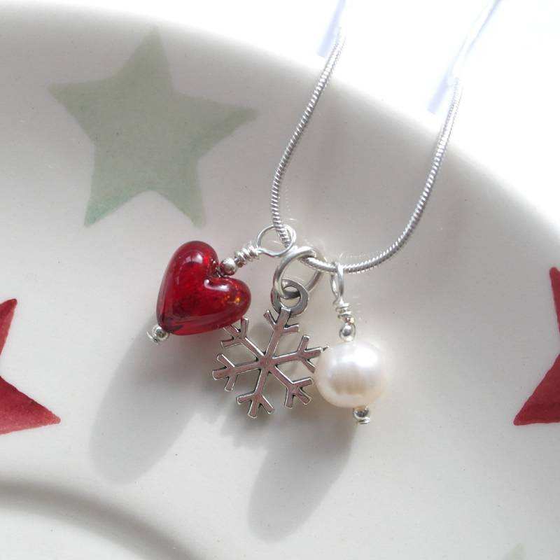 Diana Ingram Drei Charm-Halskette Mit Rotem Muranoglas Mini-Herz Aus Sterling Silber Diana Ingram Drei Charm-Halskette Mit Rotem Muranoglas Mini-Herz Aus Sterling Silber von DianaIngramJewellery