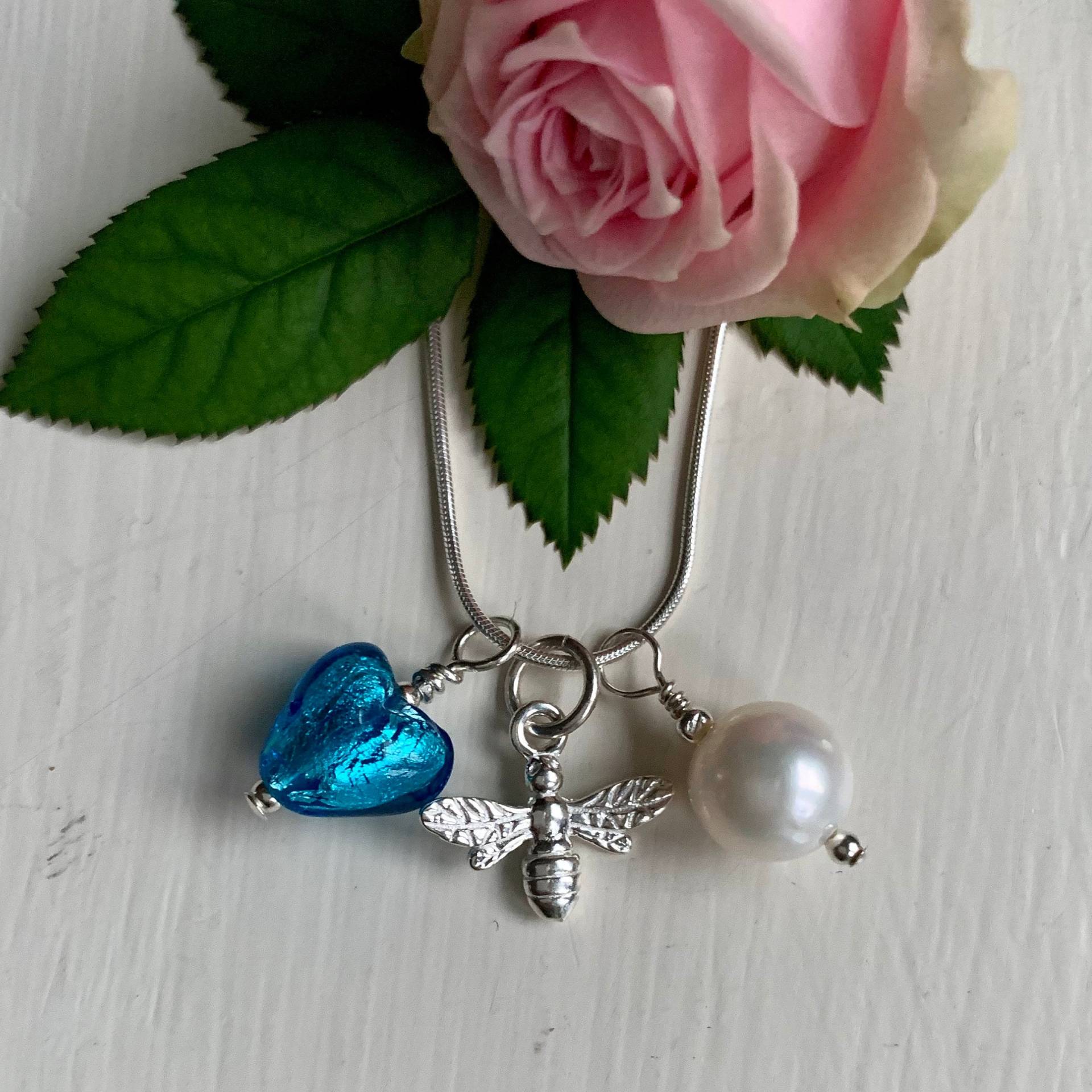Diana Ingram Drei Bettelkette Aus Sterling Silber Mit Türkisem | Blauem Muranoglas Herz, Honigbiene, Weißer Perle Und Schlangenkette Diana Ingram Drei Bettelkette Aus Sterling Silber Mit Türkisem | Blauem Muranoglas Herz, Honigbiene, Weißer Perle Und Schlangenkette von DianaIngramJewellery