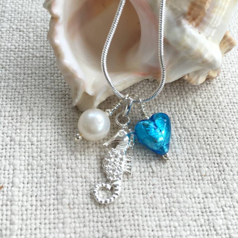 Diana Ingram Drei Bettelkette Aus Sterling Silber Mit Türkisem | Blauem Muranoglas Herz, Seepferdchen, Weißer Perle Und Schlangenkette Diana Ingram Drei Bettelkette Aus Sterling Silber Mit Türkisem | Blauem Muranoglas Herz, Seepferdchen, Weißer Perle Und Schlangenkette von DianaIngramJewellery