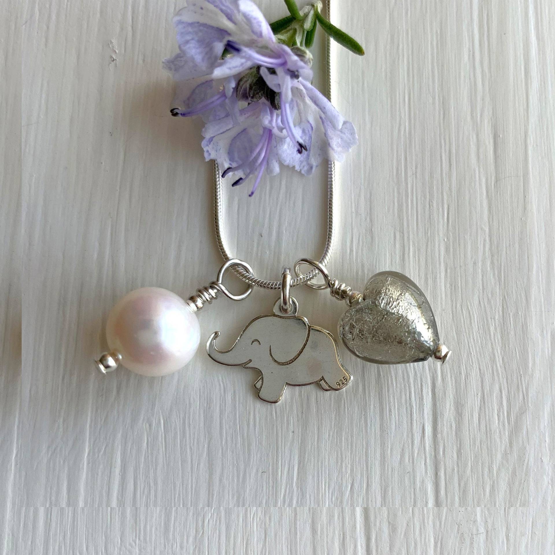 Diana Ingram Drei Bettelkette in Sterling Silber Mit Grauem Muranoglas Herz, Elefant, Weißer Perle Und Schlangenkette Diana Ingram Drei Bettelkette in Sterling Silber Mit Grauem Muranoglas Herz, Elefant, Weißer Perle Und Schlangenkette von DianaIngramJewellery