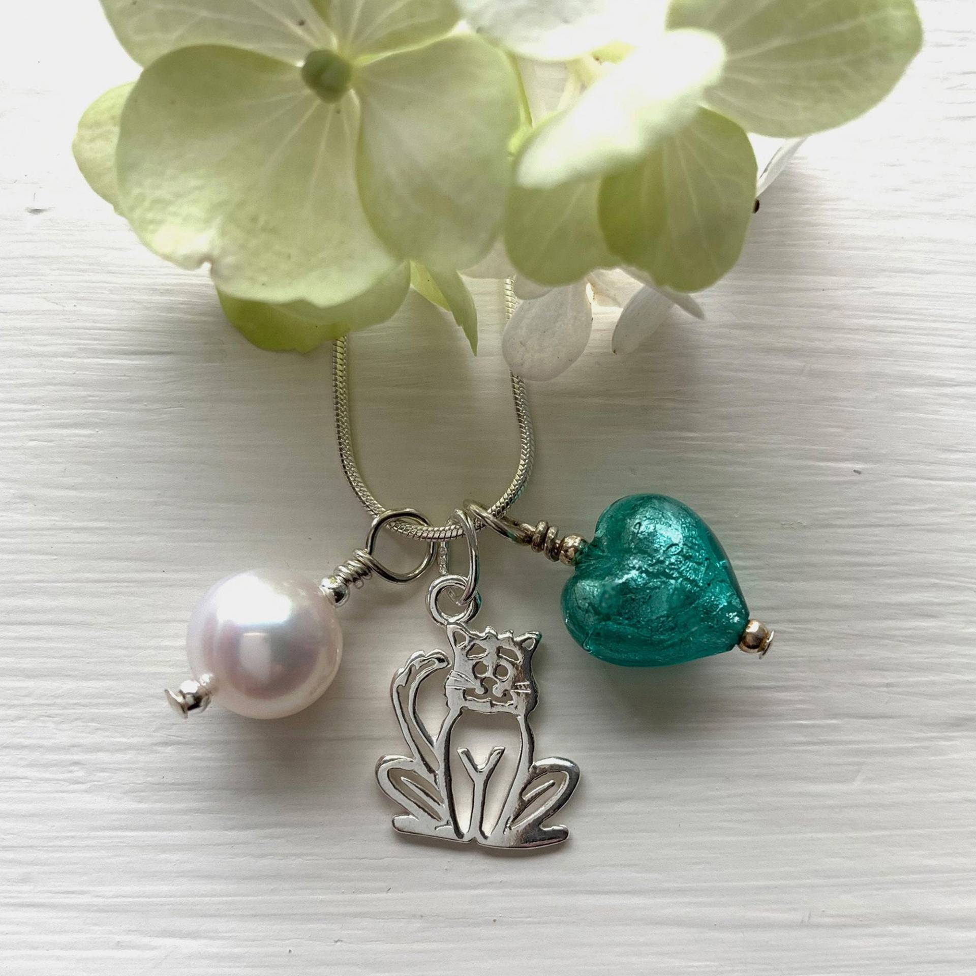 Diana Ingram Drei Bettelkette in Sterling Silber Mit Petrolfarbenem | Grün, Jade Muranoglas Herz, Katze, Weißer Perle Und Schlangenkette Diana Ingram Drei Bettelkette in Sterling Silber Mit Petrolfarbenem | Grün, Jade Muranoglas Herz, Katze, Weißer Perle Und Schlangenkette von DianaIngramJewellery