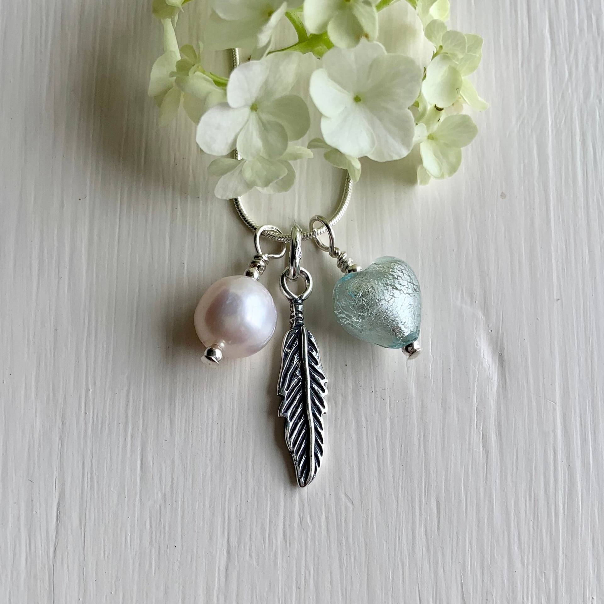 Diana Ingram Drei Charm Halskette Aus Sterling Silber Mit Aquamarin | Blau Murano Glas Herz, Feder, Weißer Perle Und Schlangenkette Diana Ingram Drei Charm Halskette Aus Sterling Silber Mit Aquamarin | Blau Murano Glas Herz, Feder, Weißer Perle Und Schlangenkette von DianaIngramJewellery