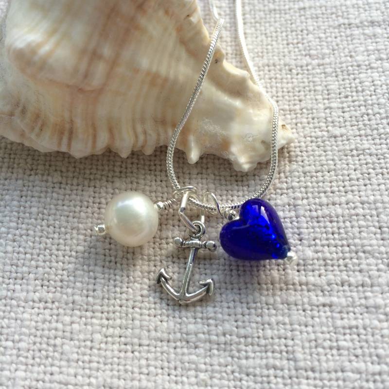 Diana Ingram Drei Charm Halskette Mit Blauem Murano Glas Mini Herz Aus Sterling Silber Diana Ingram Drei Charm Halskette Mit Blauem Murano Glas Mini Herz Aus Sterling Silber von DianaIngramJewellery