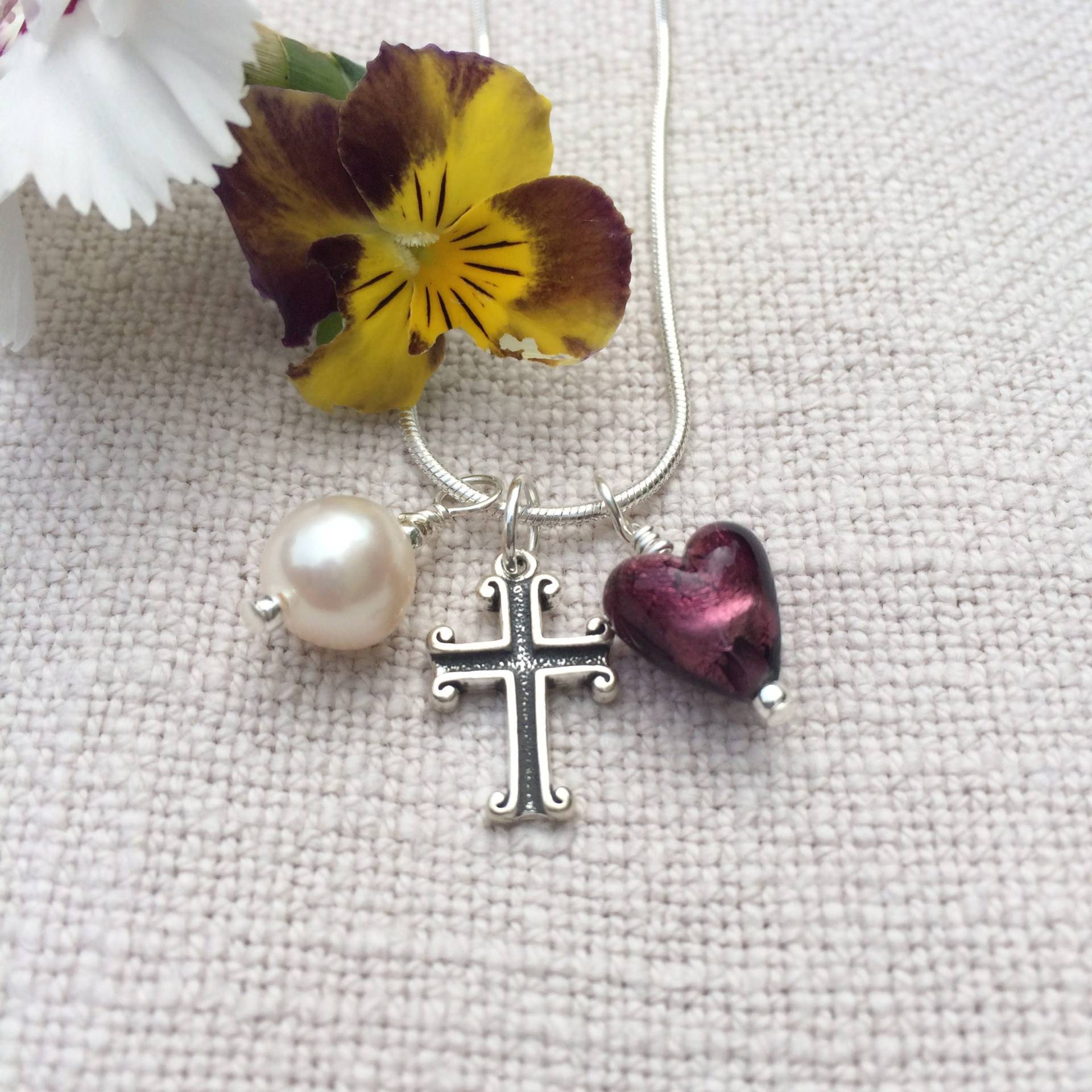Diana Ingram Drei Charm Halskette Aus Sterling Silber Mit Dunklem Amethyst | Lila Murano Glas Herz, Kreuz, Weißer Perle Und Schlangenkette Diana Ingram Drei Charm Halskette Aus Sterling Silber Mit Dunklem Amethyst | Lila Murano Glas Herz, Kreuz, Weißer Perle Und Schlangenkette von DianaIngramJewellery