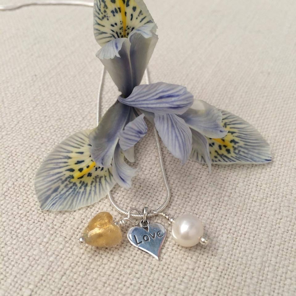 Diana Ingram Drei Charm Halskette Aus Sterling Silber Mit Hellem | Blass Goldenem Muranoglas Herz, "Love' Weißer Perle Und Schlangenkette Diana Ingram Drei Charm Halskette Aus Sterling Silber Mit Hellem | Blass Goldenem Muranoglas Herz, "Love' Weißer Perle Und Schlangenkette von DianaIngramJewellery