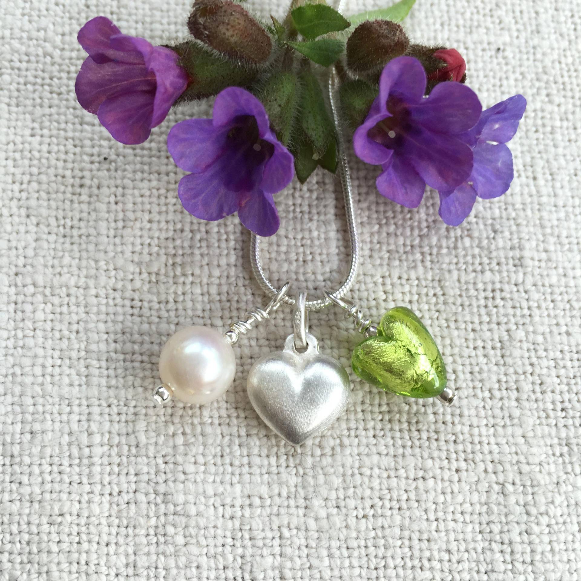 Diana Ingram Drei Charm Halskette Aus Sterling Silber Mit Hellgrünem | Limette, Peridot Muranoglas Herz, Puffherz, Perle Und Schlangenkette Diana Ingram Drei Charm Halskette Aus Sterling Silber Mit Hellgrünem | Limette, Peridot Muranoglas Herz, Puffherz, Perle Und Schlangenkette von DianaIngramJewellery