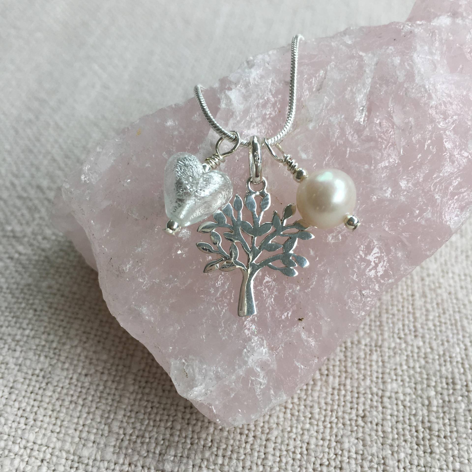 Diana Ingram Drei Charm Halskette Aus Sterling Silber Mit Klarem Kristall Und Weißgold Murano Glas Herz, Baum, Weiße Perle Schlangenkette Diana Ingram Drei Charm Halskette Aus Sterling Silber Mit Klarem Kristall Und Weißgold Murano Glas Herz, Baum, Weiße Perle Schlangenkette von DianaIngramJewellery