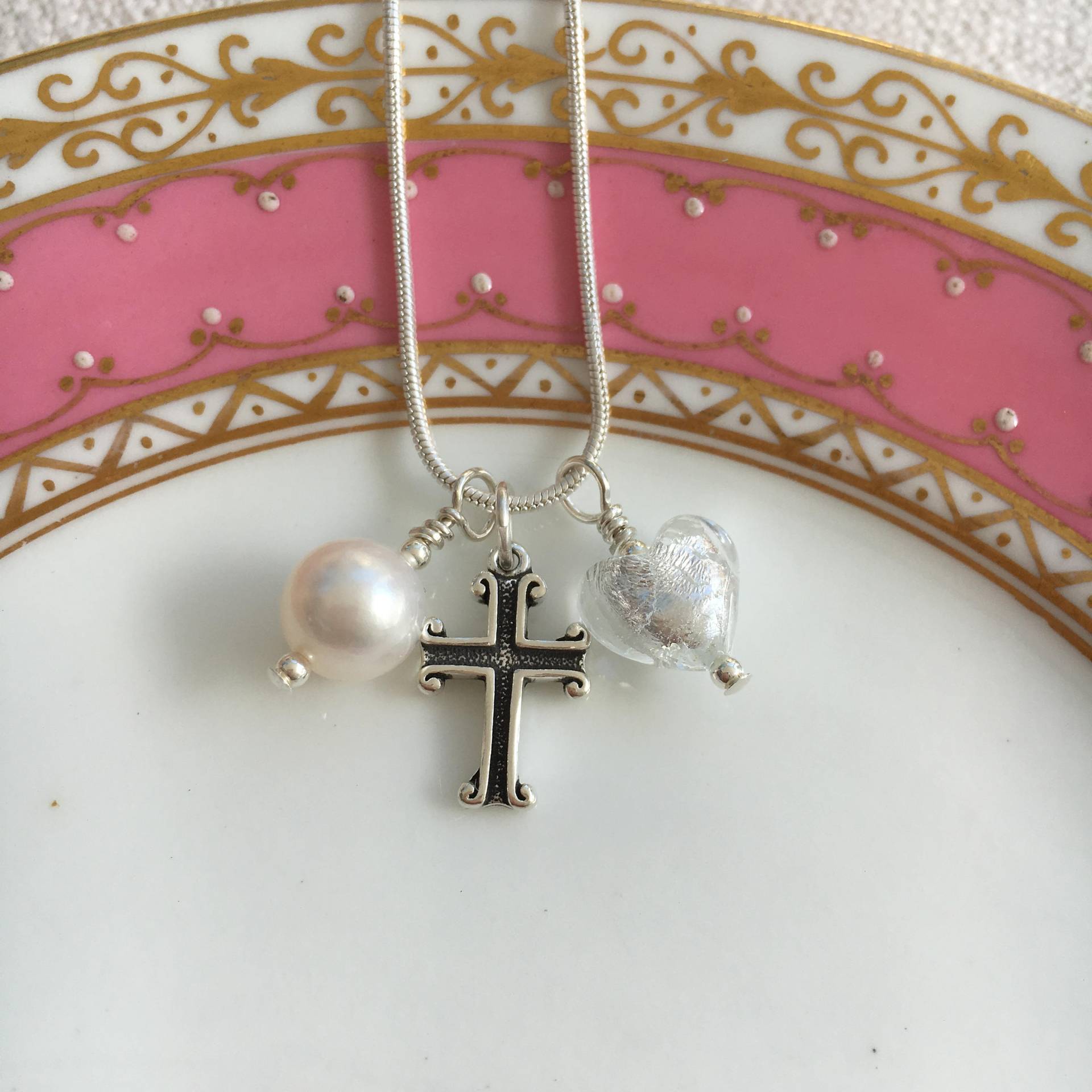 Diana Ingram Drei Charm Halskette Aus Sterling Silber Mit Klarem Kristall Und Weißgold Murano Glas Herz, Kreuz, Weiße Perle Kette Diana Ingram Drei Charm Halskette Aus Sterling Silber Mit Klarem Kristall Und Weißgold Murano Glas Herz, Kreuz, Weiße Perle Kette von DianaIngramJewellery