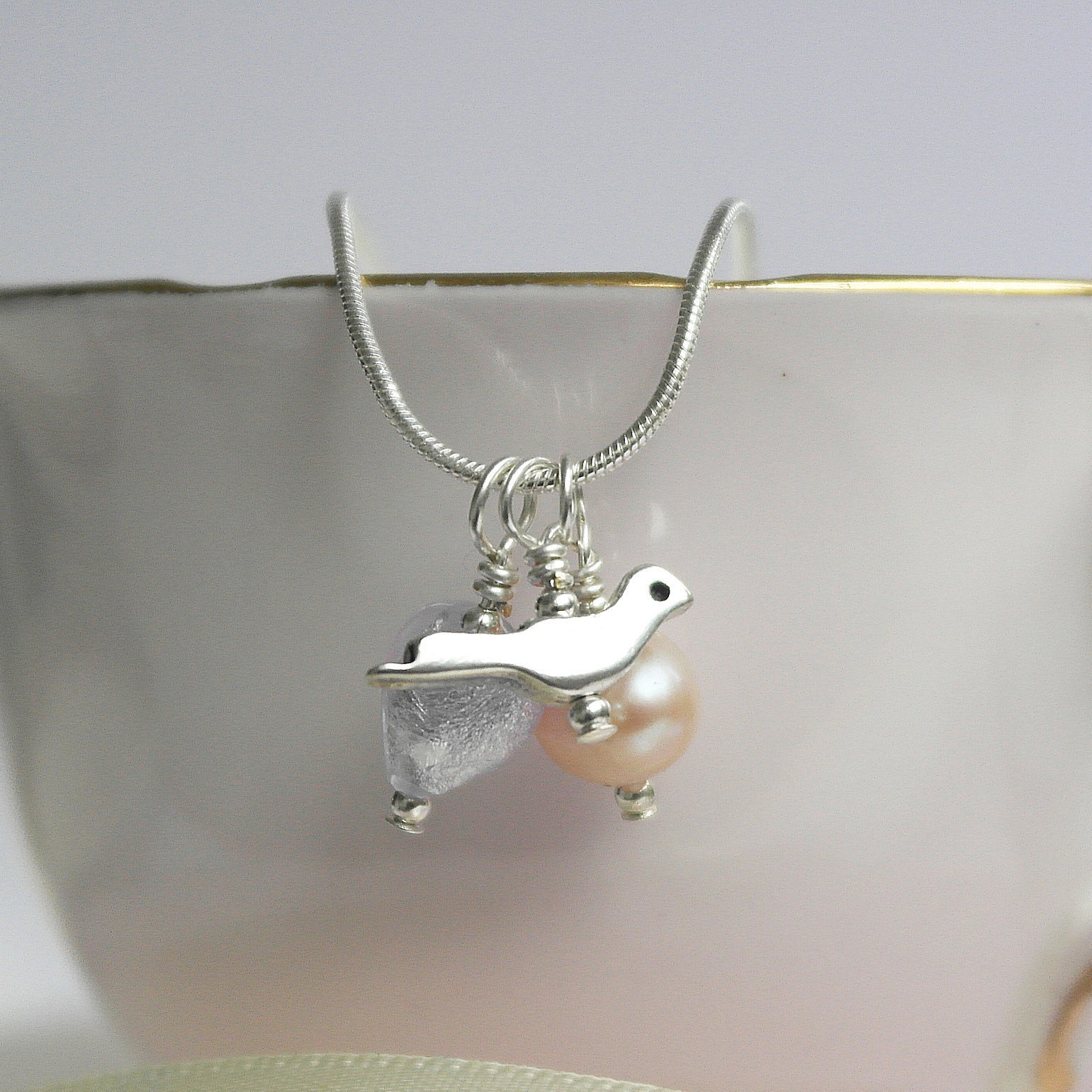 Diana Ingram Drei Charm Halskette Aus Sterling Silber Mit Klarem Kristall Und Weißgoldenem Muranoglas Herz, Vogel, Weißer Perle Schlangenkette Diana Ingram Drei Charm Halskette Aus Sterling Silber Mit Klarem Kristall Und Weißgoldenem Muranoglas Herz, Vogel, Weißer Perle Schlangenkette von DianaIngramJewellery