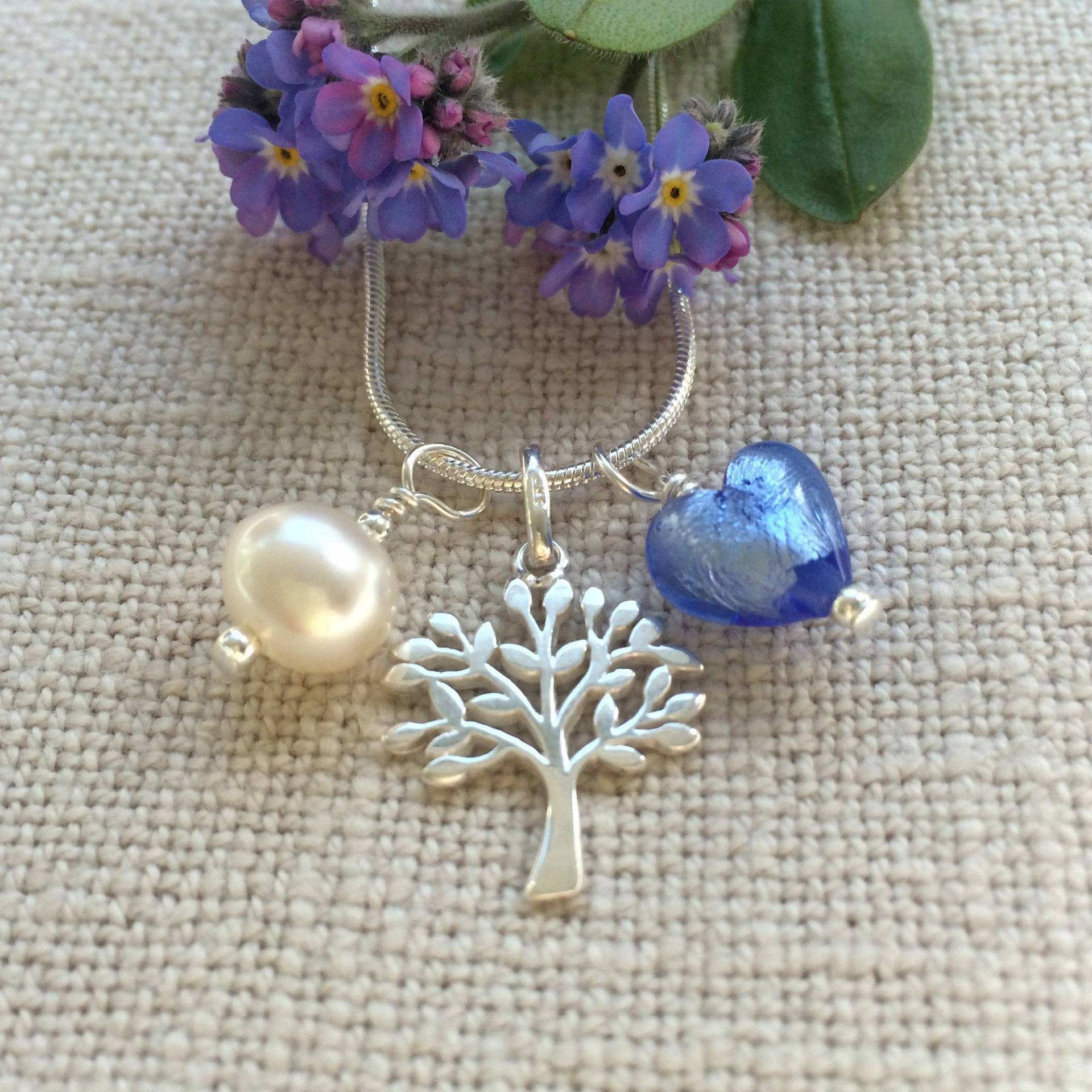Diana Ingram Drei Charm Halskette Aus Sterling Silber Mit Kornblumenblauem Muranoglas Herz, Baum, Weißer Perle Und Schlangenkette Diana Ingram Drei Charm Halskette Aus Sterling Silber Mit Kornblumenblauem Muranoglas Herz, Baum, Weißer Perle Und Schlangenkette von DianaIngramJewellery
