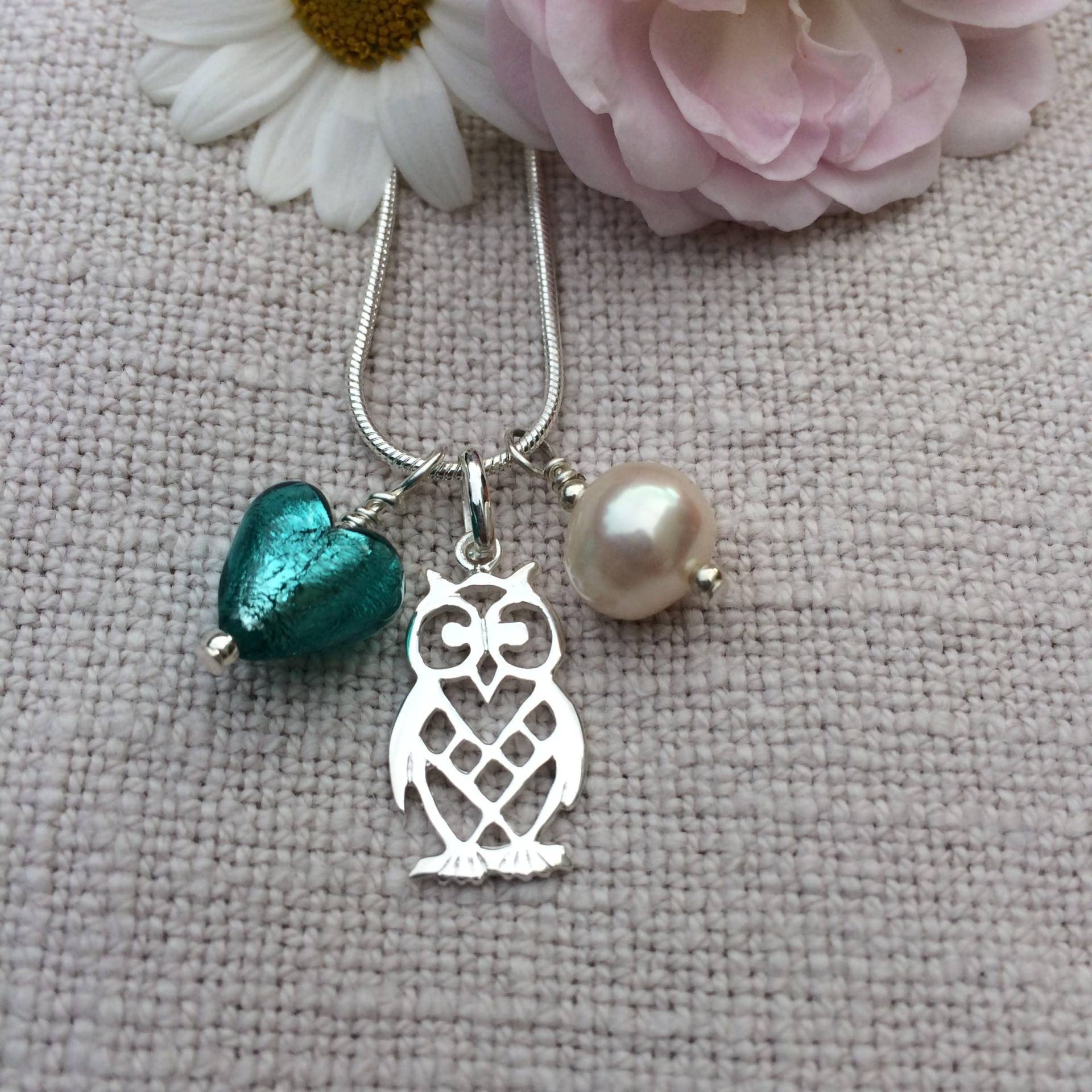 Diana Ingram Drei Charm Halskette Aus Sterling Silber Mit Petrolfarbenem | Grün, Jade Muranoglas Herz, Eule, Weißer Perle Und Schlangenkette Diana Ingram Drei Charm Halskette Aus Sterling Silber Mit Petrolfarbenem | Grün, Jade Muranoglas Herz, Eule, Weißer Perle Und Schlangenkette von DianaIngramJewellery