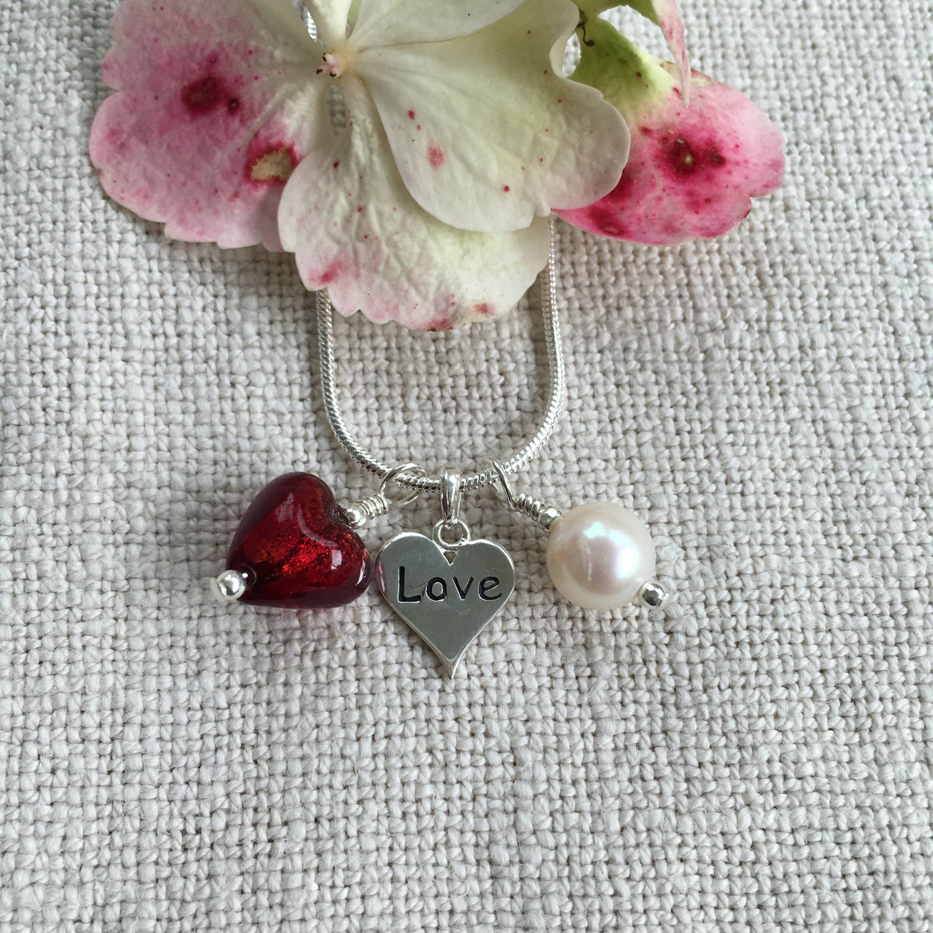 Diana Ingram Drei Charm Halskette Aus Sterling Silber Mit Rotem Muranoglas Herz, "Liebe' Weißer Perle Und Schlangenkette Diana Ingram Drei Charm Halskette Aus Sterling Silber Mit Rotem Muranoglas Herz, "Liebe' Weißer Perle Und Schlangenkette von DianaIngramJewellery