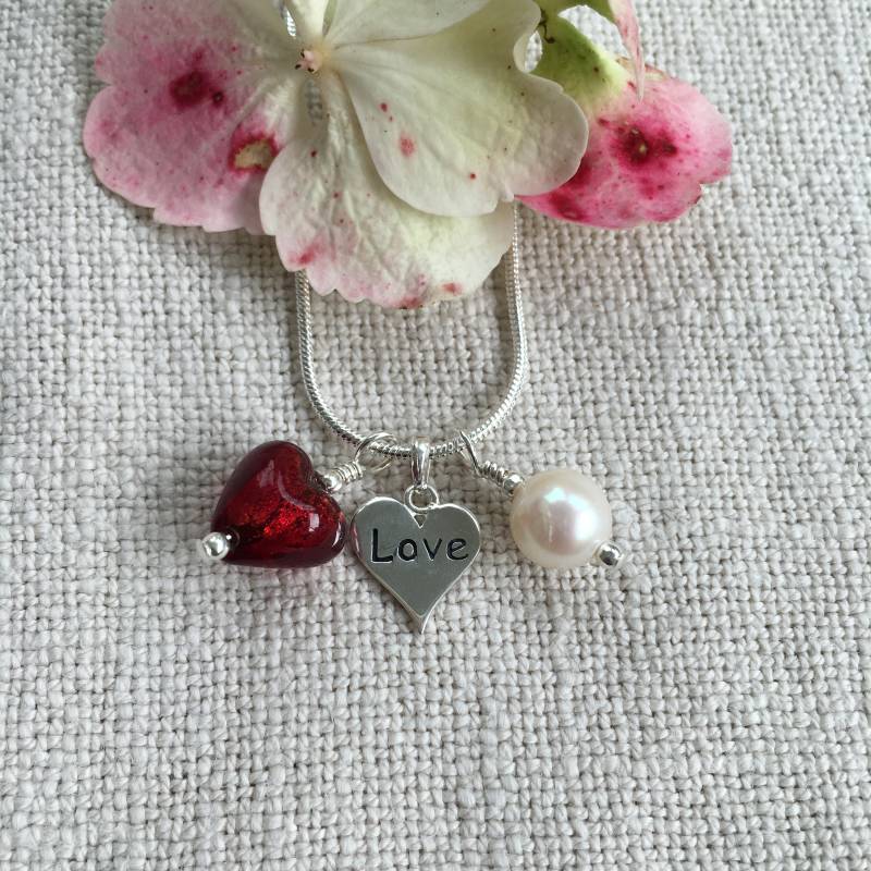 Diana Ingram Drei Charm-Halskette Mit Rotem Muranoglas Mini-Herz Aus Sterling Silber Diana Ingram Drei Charm-Halskette Mit Rotem Muranoglas Mini-Herz Aus Sterling Silber von DianaIngramJewellery