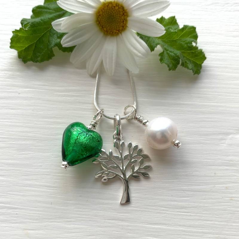 Diana Ingram Drei Charm Halskette Mit Grünem Muranoglas Mini Herz Aus Sterling Silber Diana Ingram Drei Charm Halskette Mit Grünem Muranoglas Mini Herz Aus Sterling Silber von DianaIngramJewellery