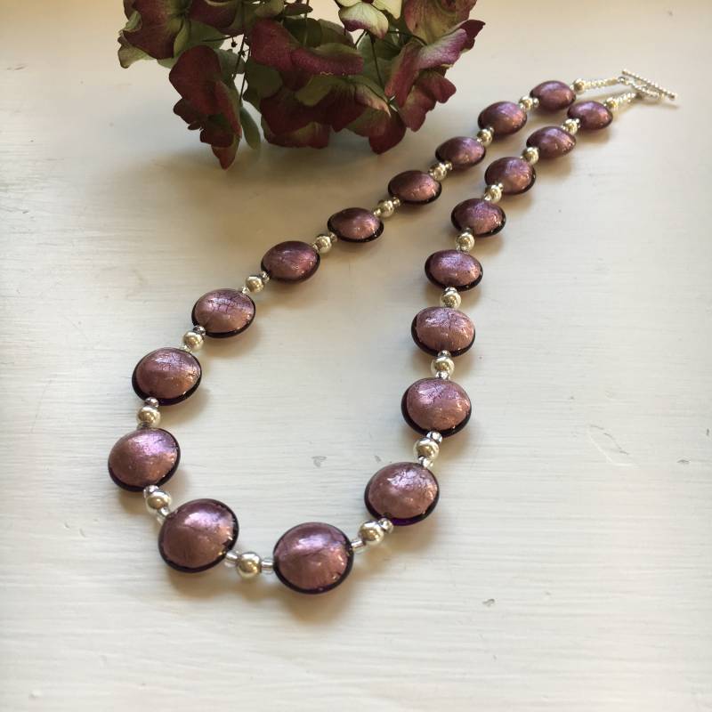Diana Ingram Halskette Mit Kleinen Linsen Aus Amethyst Samt Muranoglas An Einem Sterling Silber Anhänger Diana Ingram Halskette Mit Kleinen Linsen Aus Amethyst Samt Muranoglas An Einem Sterling Silber Anhänger von DianaIngramJewellery