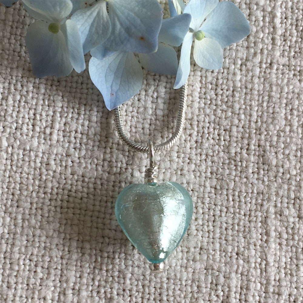 Diana Ingram Halskette Mit Aquamarin | Blau Muranoglas Kleine Herz Anhänger An Sterling Silber Schlangenkette Diana Ingram Halskette Mit Aquamarin | Blau Muranoglas Kleine Herz Anhänger An Sterling Silber Schlangenkette von DianaIngramJewellery