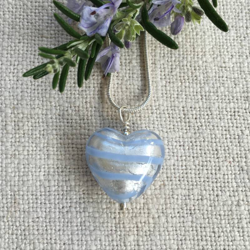 Diana Ingram Halskette Mit Aquamarin | Blau Spirale Und Silbernem Muranoglas Mittleren Herz Anhänger An Sterling Silber Schlangenkette Diana Ingram Halskette Mit Aquamarin | Blau Spirale Und Silbernem Muranoglas Mittleren Herz Anhänger An Sterling Silber Schlangenkette von DianaIngramJewellery
