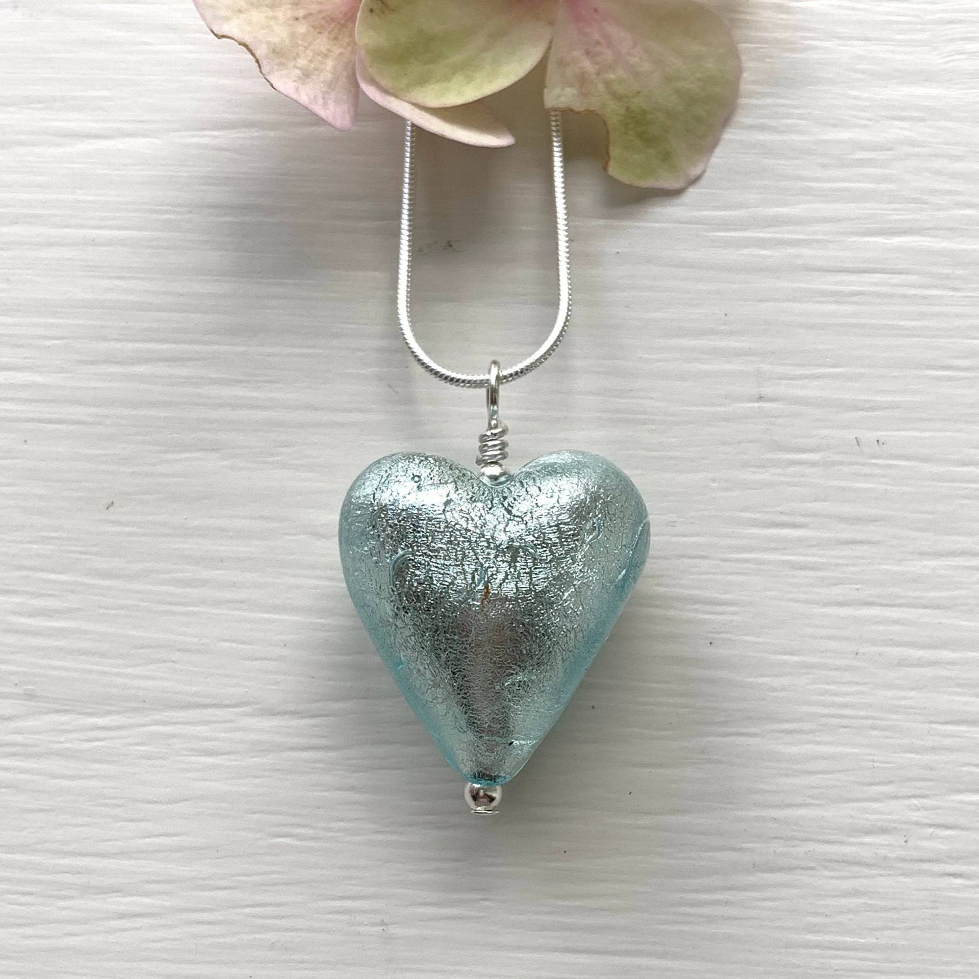 Diana Ingram Halskette Mit Aquamarin | Blau Und Weißgold Muranoglas Mittleres Herz Anhänger An Sterling Silber Schlangenkette Diana Ingram Halskette Mit Aquamarin | Blau Und Weißgold Muranoglas Mittleres Herz Anhänger An Sterling Silber Schlangenkette von DianaIngramJewellery