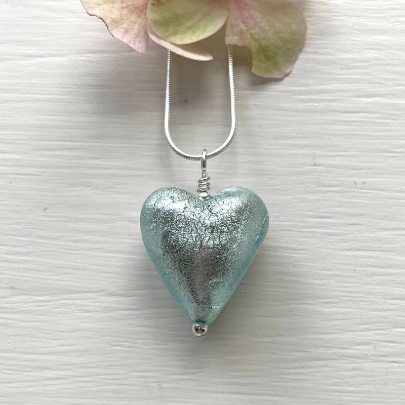 Diana Ingram Halskette Mit Mittelgroßem Herz Anhänger Aus Murano Glas in Aquamarin-Qualität An Einer Sterling Silber Kette Diana Ingram Halskette Mit Mittelgroßem Herz Anhänger Aus Murano Glas in Aquamarin-Qualität An Einer Sterling Silber Kette von DianaIngramJewellery