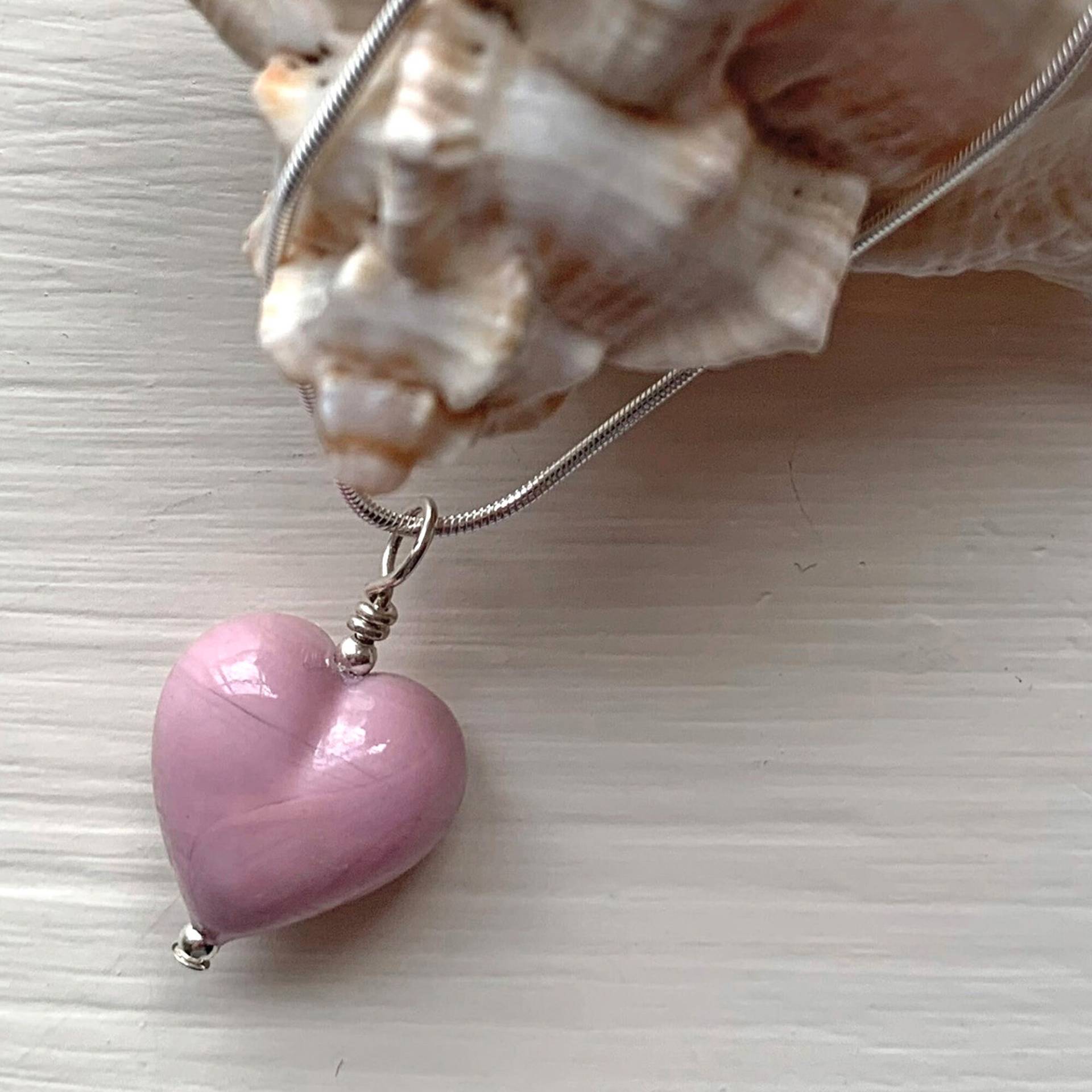 Diana Ingram Halskette Mit Blass Rosa Pastell Murano Glas Kleine Herz Anhänger An Sterling Silber Schlangenkette Diana Ingram Halskette Mit Blass Rosa Pastell Murano Glas Kleine Herz Anhänger An Sterling Silber Schlangenkette von DianaIngramJewellery