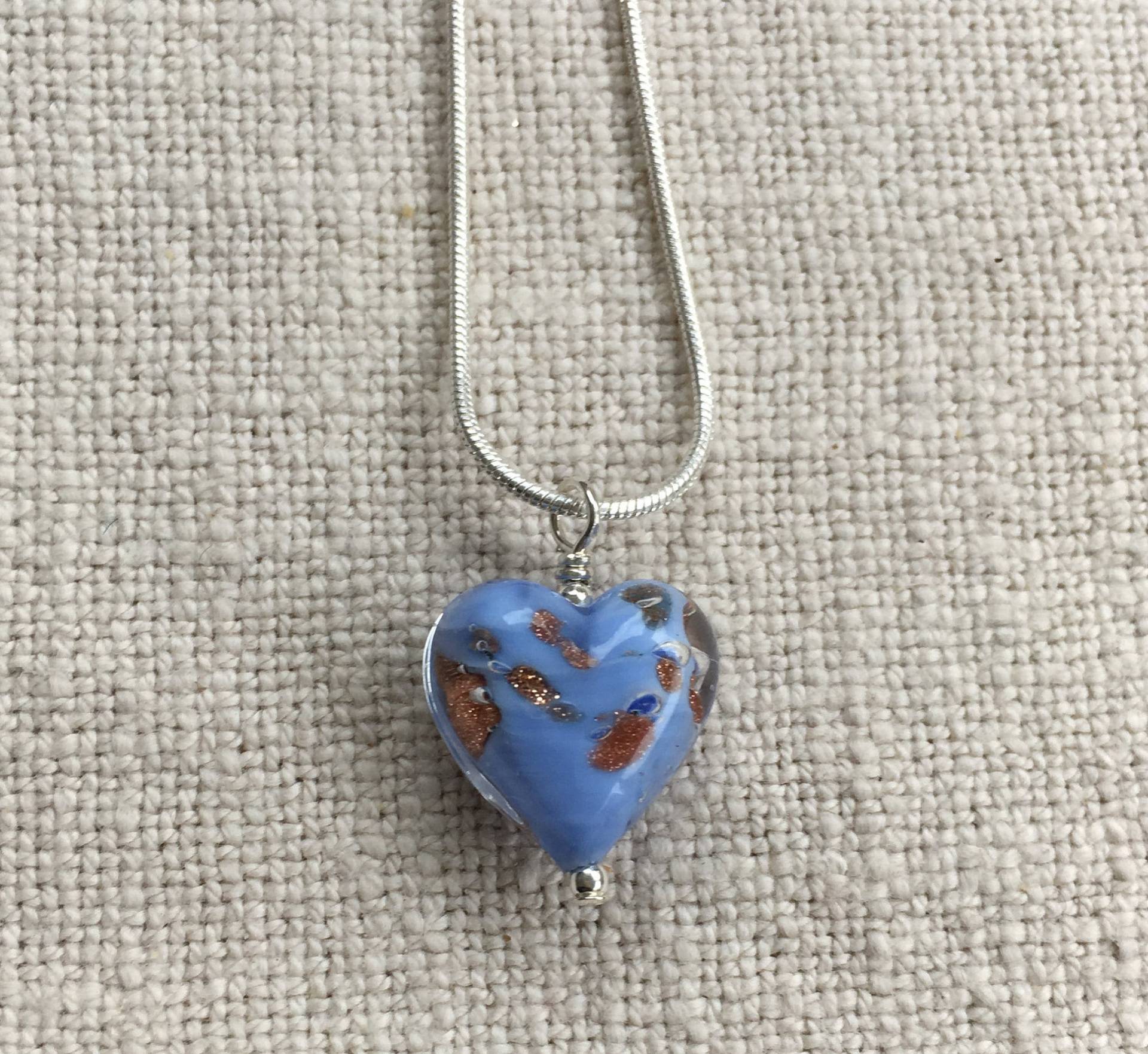 Diana Ingram Halskette Mit Pastellblauem Aventurin-Anhänger Aus Muranoglas An Einer Schlangenkette Sterling Silber Diana Ingram Halskette Mit Pastellblauem Aventurin-Anhänger Aus Muranoglas An Einer Schlangenkette Sterling Silber von DianaIngramJewellery