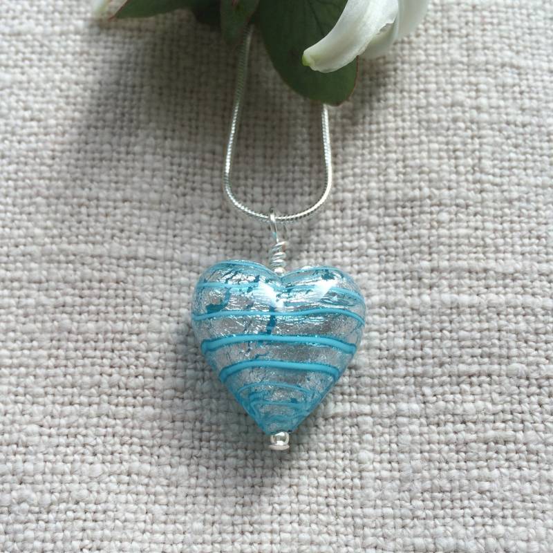 Diana Ingram Halskette Mit Blauer Spirale Und Silbernem Murano Glas Medium Herz Anhänger An Sterling Silber Schlangenkette Diana Ingram Halskette Mit Blauer Spirale Und Silbernem Murano Glas Medium Herz Anhänger An Sterling Silber Schlangenkette von DianaIngramJewellery