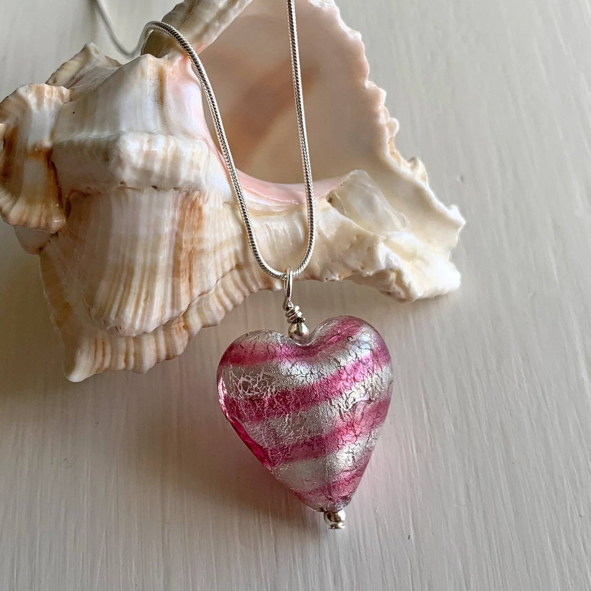 Diana Ingram Halskette Mit Candy Streifen Rosa Murano Glas Medium Herz Anhänger An Sterling Silber Schlangenkette Diana Ingram Halskette Mit Candy Streifen Rosa Murano Glas Medium Herz Anhänger An Sterling Silber Schlangenkette von DianaIngramJewellery