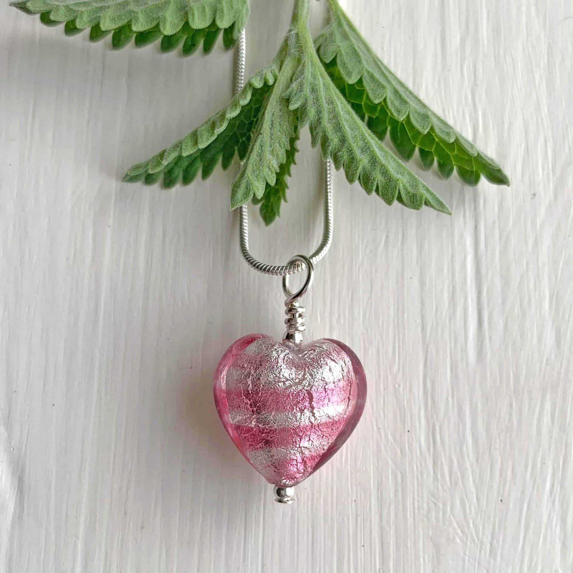 Diana Ingram Halskette Mit Candy Streifen Rosa Muranoglas Kleiner Herzanhänger An Sterling Silber Schlangenkette Diana Ingram Halskette Mit Candy Streifen Rosa Muranoglas Kleiner Herzanhänger An Sterling Silber Schlangenkette von DianaIngramJewellery
