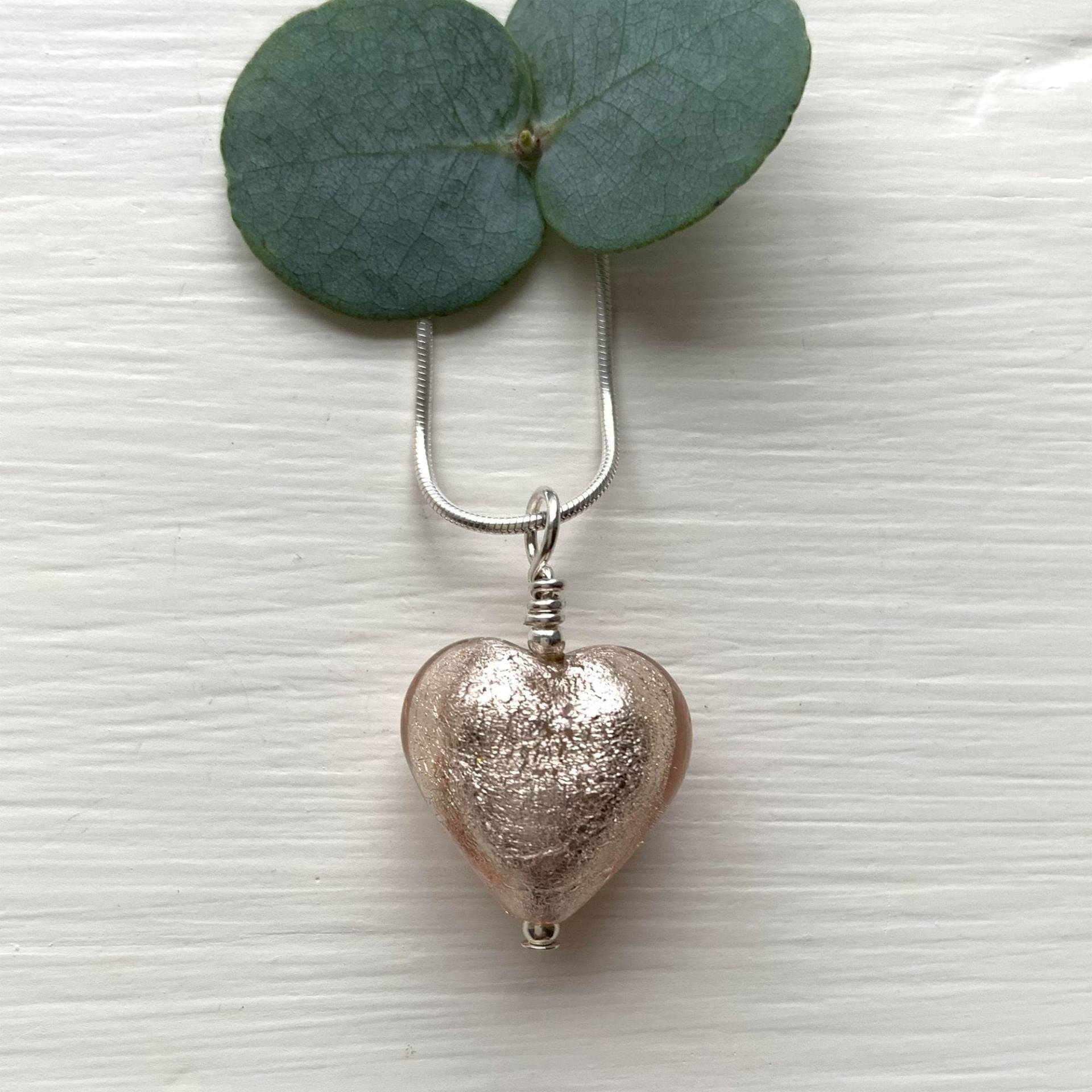 Diana Ingram Halskette Mit Champagner | Pfirsich, Rosa Muranoglas Kleine Herz Anhänger An Sterling Silber Schlangenkette Diana Ingram Halskette Mit Champagner | Pfirsich, Rosa Muranoglas Kleine Herz Anhänger An Sterling Silber Schlangenkette von DianaIngramJewellery