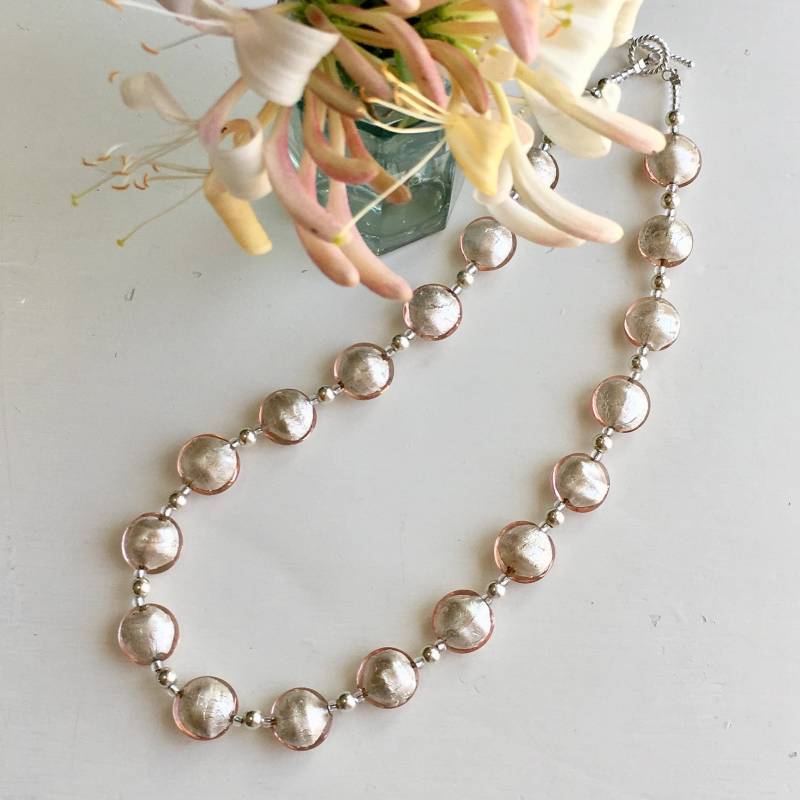 Diana Ingram Halskette Mit Kleinen Linsen Aus Champagner Murano Glas An Sterling Silber Anhänger Diana Ingram Halskette Mit Kleinen Linsen Aus Champagner Murano Glas An Sterling Silber Anhänger von DianaIngramJewellery