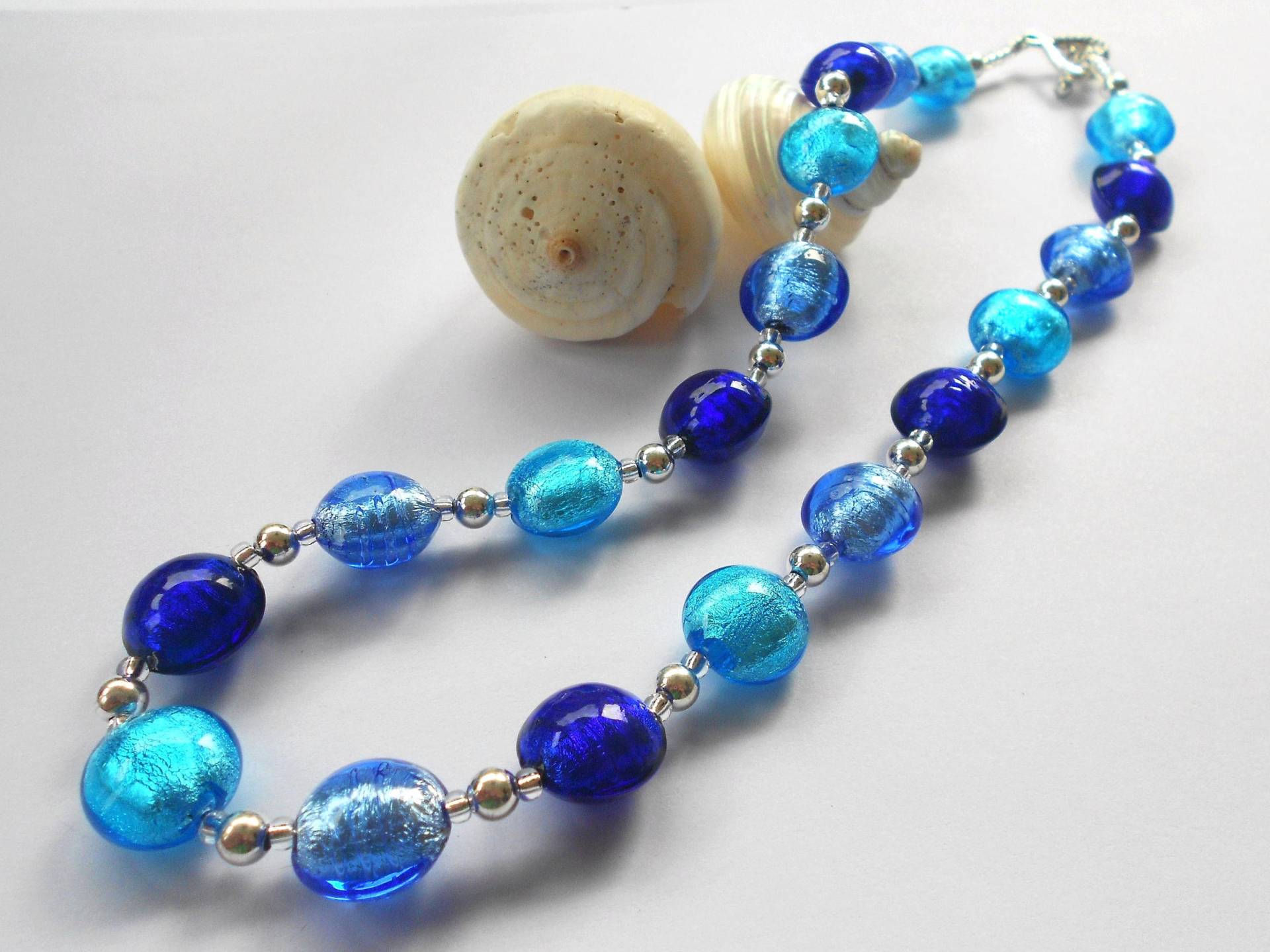 Diana Ingram Halskette Mit Drei Blauen Muranoglas Perlen Kleine Linsen Auf Sterling Silber Und Verschluss Diana Ingram Halskette Mit Drei Blauen Muranoglas Perlen Kleine Linsen Auf Sterling Silber Und Verschluss von DianaIngramJewellery
