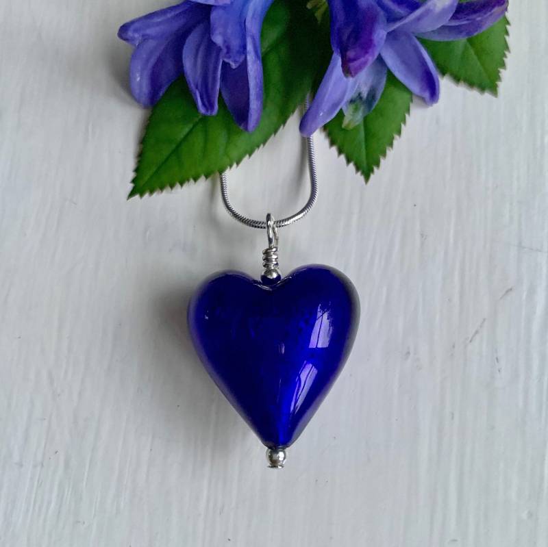 Diana Ingram Halskette Mit Mittelgroßem Herz Aus Murano Glas in Blau An Einer Sterling Silber Kette Diana Ingram Halskette Mit Mittelgroßem Herz Aus Murano Glas in Blau An Einer Sterling Silber Kette von DianaIngramJewellery