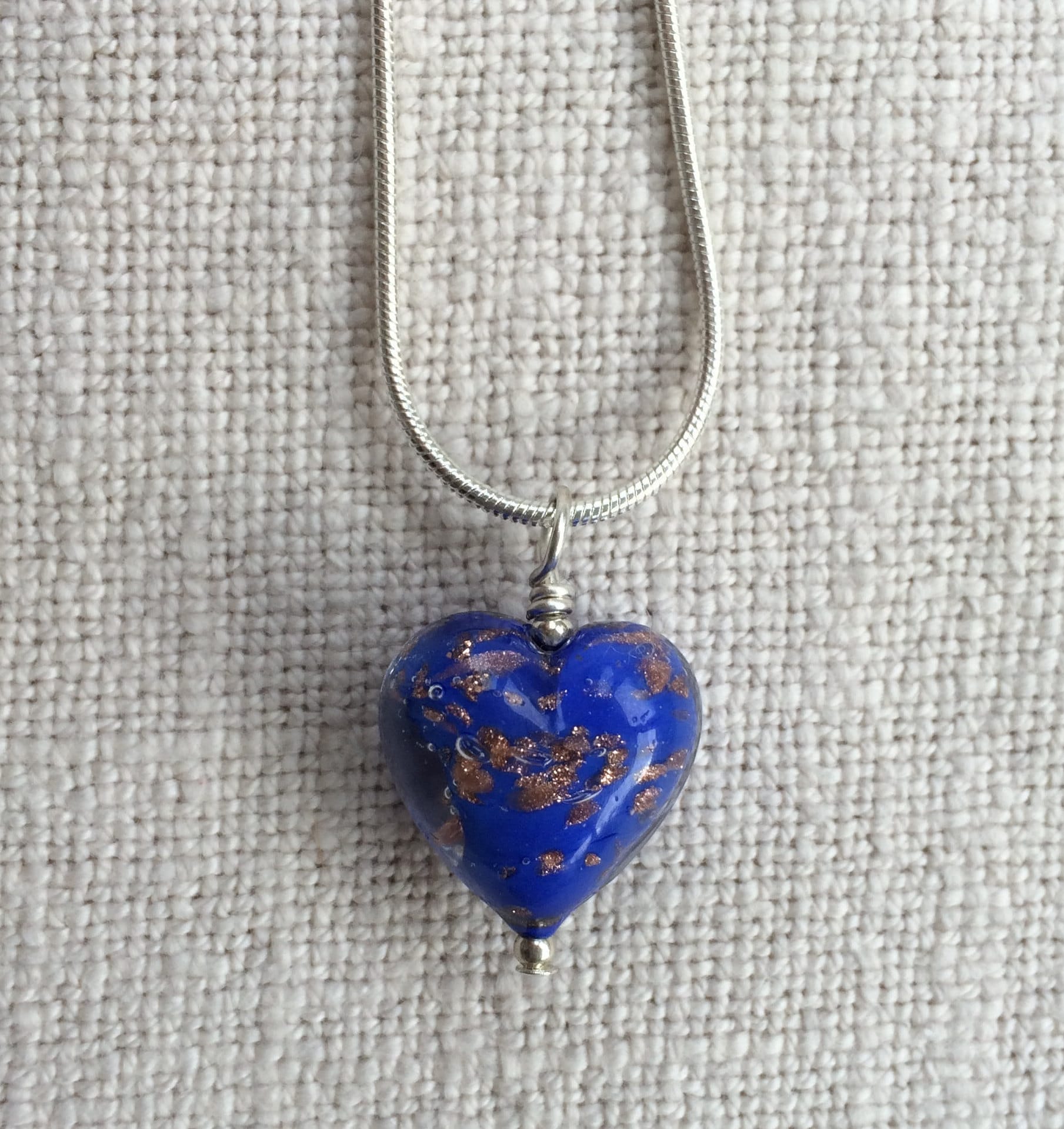 Diana Ingram Halskette Mit Dunkelblauem Pastell Herz Und Aventurin Murano Glas Anhänger An Einer Schlangenkette Aus Sterling Silber Diana Ingram Halskette Mit Dunkelblauem Pastell Herz Und Aventurin Murano Glas Anhänger An Einer Schlangenkette Aus Sterling Silber von DianaIngramJewellery