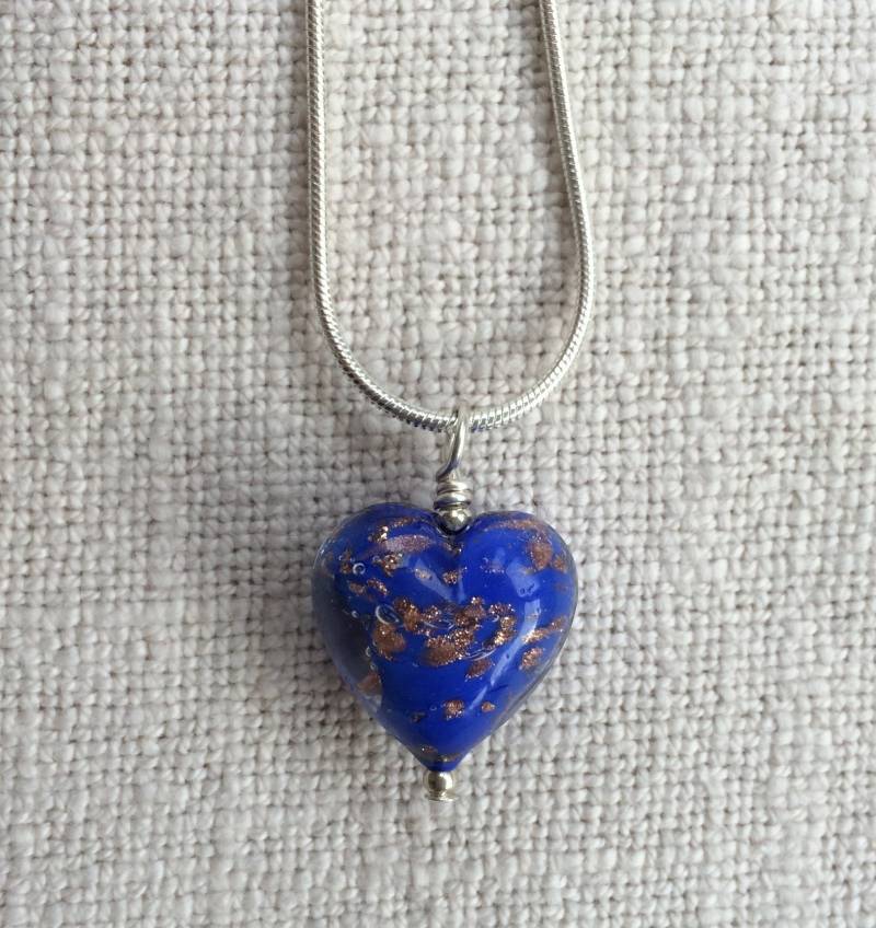 Diana Ingram Halskette Mit Dunkelblauem Pastell Herz Und Aventurin Murano Glas Anhänger An Einer Schlangenkette Aus Sterling Silber von DianaIngramJewellery