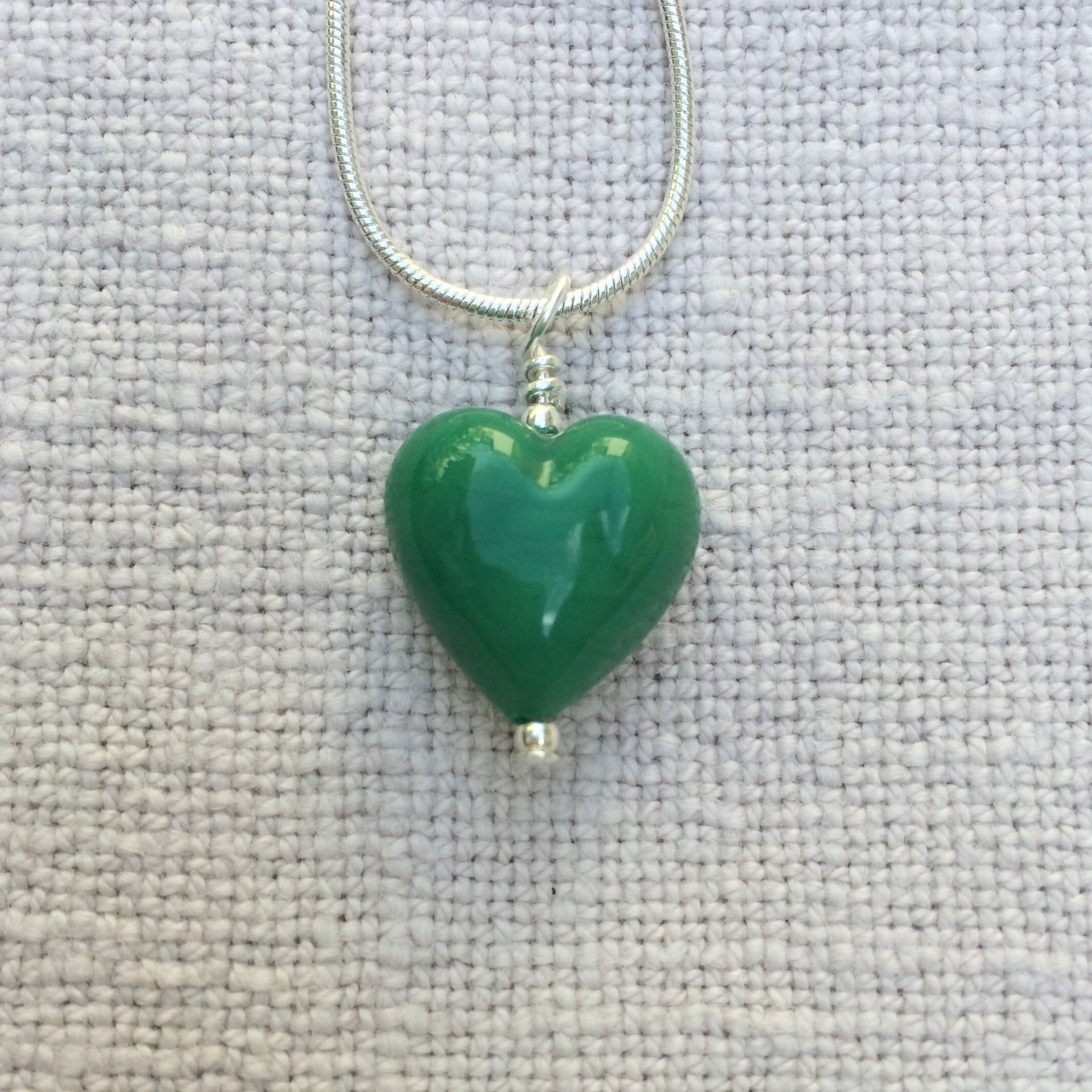 Diana Ingram Halskette Mit Dunkelgrün-Pastell Muranoglas Kleinem Herzanhänger An Einer Sterling Silber Schlangenkette Diana Ingram Halskette Mit Dunkelgrün-Pastell Muranoglas Kleinem Herzanhänger An Einer Sterling Silber Schlangenkette von DianaIngramJewellery