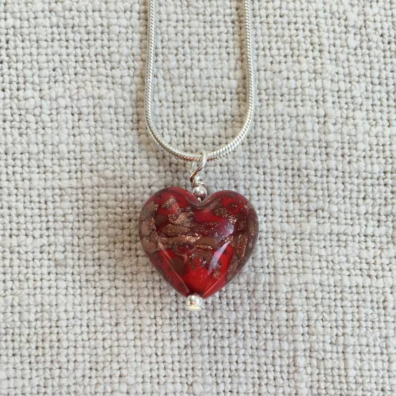 Diana Ingram Halskette Mit Kleinem Herz Aus Murano Glas in Rot An Einer Sterling Silber Kette Diana Ingram Halskette Mit Kleinem Herz Aus Murano Glas in Rot An Einer Sterling Silber Kette von DianaIngramJewellery