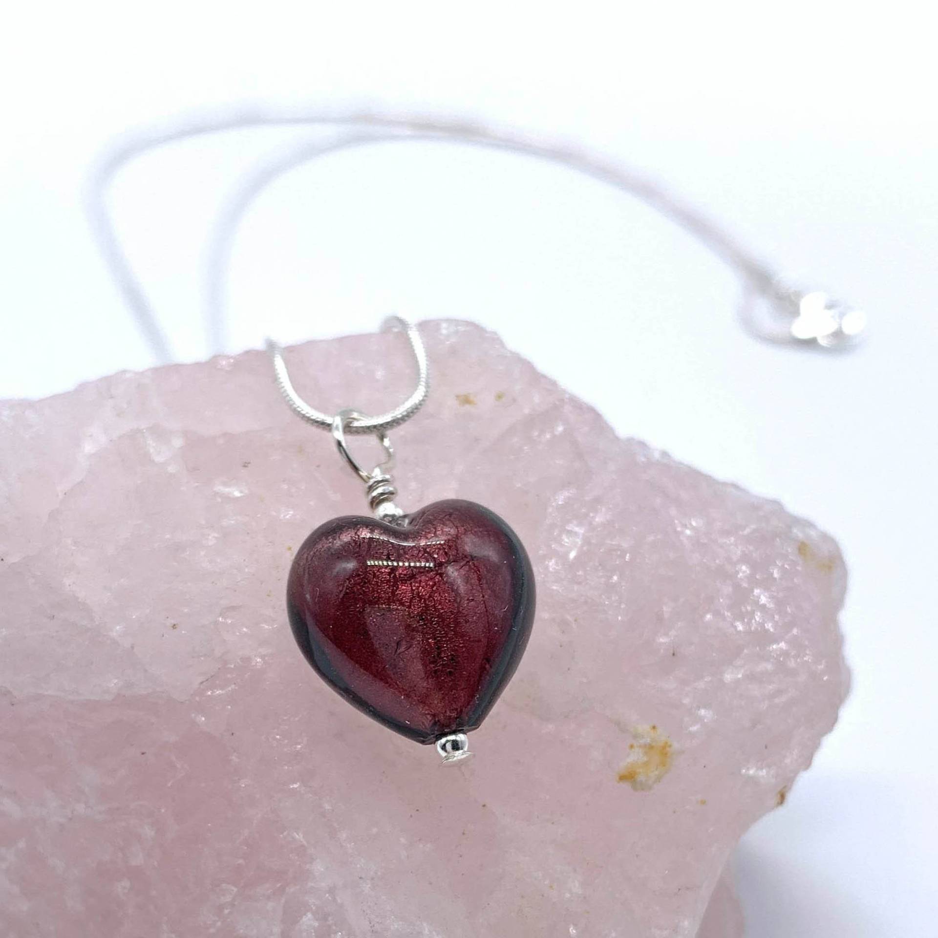 Diana Ingram Halskette Mit Dunklem Amethyst | Lila Muranoglas Kleine Herz Anhänger An Sterling Silber Schlangenkette Diana Ingram Halskette Mit Dunklem Amethyst | Lila Muranoglas Kleine Herz Anhänger An Sterling Silber Schlangenkette von DianaIngramJewellery