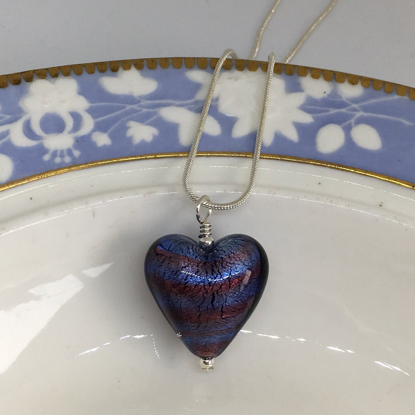 Diana Ingram Halskette Mit Dunkler Amethyst Spirale Und Lila Samt Murano Glas Medium Herz Anhänger An Sterling Silber Schlangenkette Diana Ingram Halskette Mit Dunkler Amethyst Spirale Und Lila Samt Murano Glas Medium Herz Anhänger An Sterling Silber Schlangenkette von DianaIngramJewellery