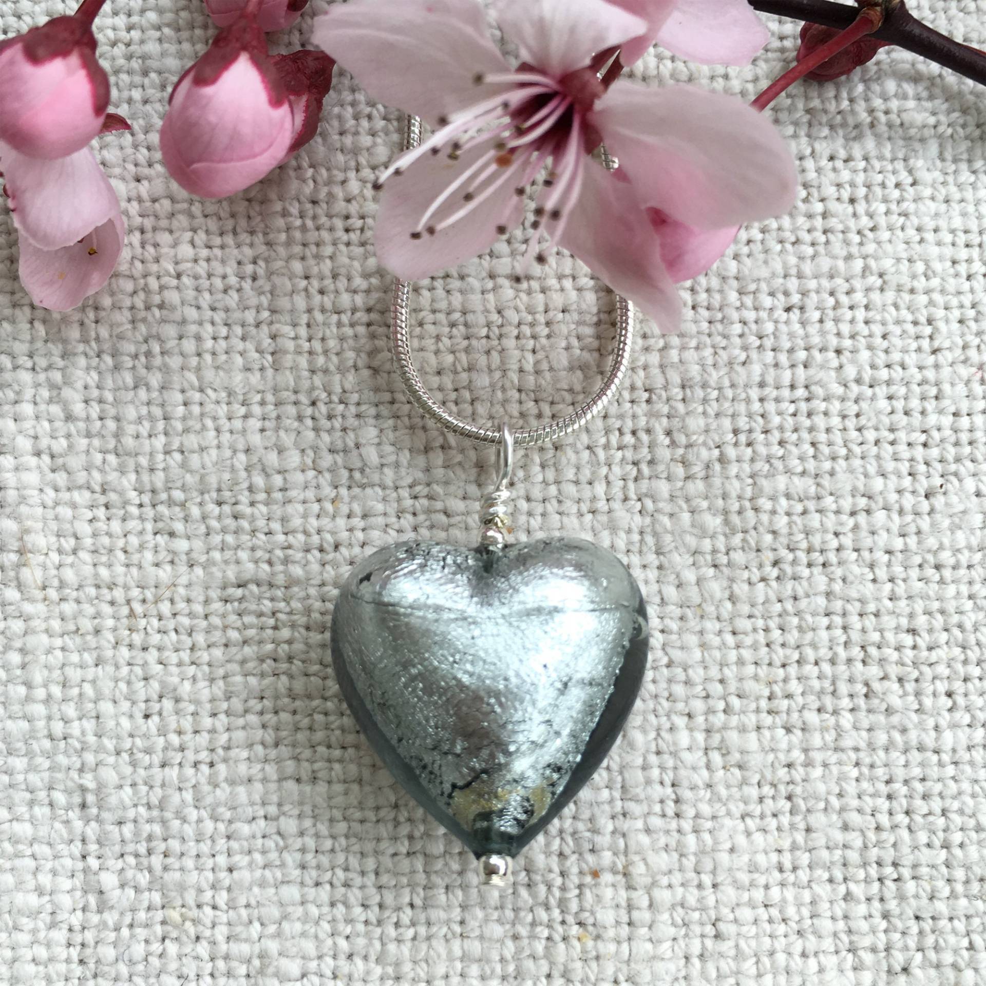 Diana Ingram Halskette Mit Grauem Murano Glas Medium Herz Anhänger An Sterling Silber Schlangenkette Diana Ingram Halskette Mit Grauem Murano Glas Medium Herz Anhänger An Sterling Silber Schlangenkette von DianaIngramJewellery