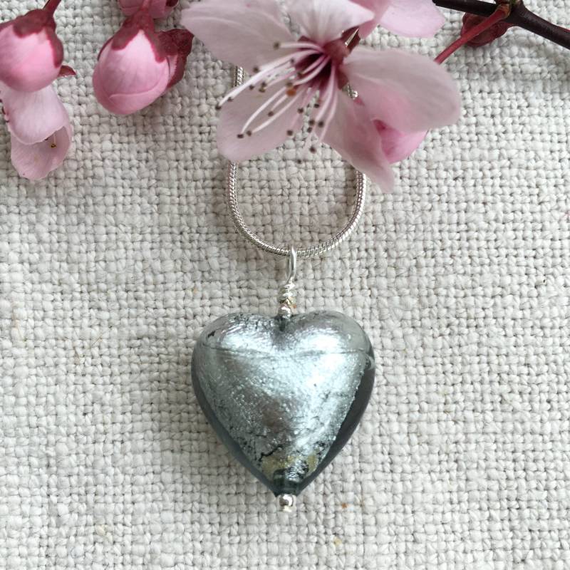 Diana Ingram Halskette Mit Grauem Murano Glas Medium Herz Anhänger An Sterling Silber Schlangenkette Diana Ingram Halskette Mit Grauem Murano Glas Medium Herz Anhänger An Sterling Silber Schlangenkette von DianaIngramJewellery