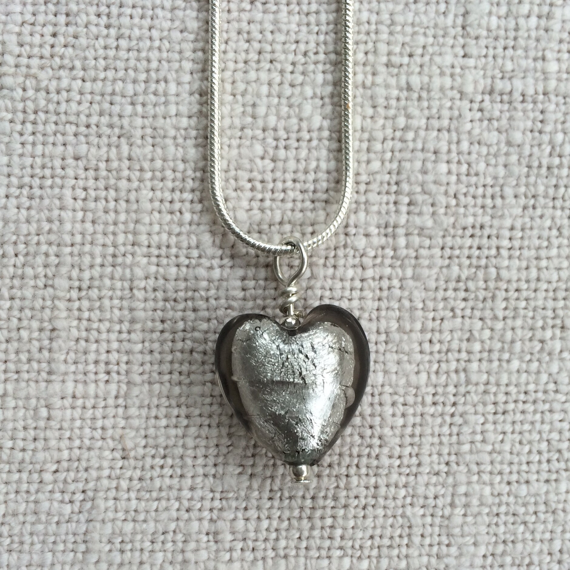 Diana Ingram Halskette Mit Grauem Muranoglas Kleine Herzanhänger An Sterling Silber Schlangenkette Diana Ingram Halskette Mit Grauem Muranoglas Kleine Herzanhänger An Sterling Silber Schlangenkette von DianaIngramJewellery
