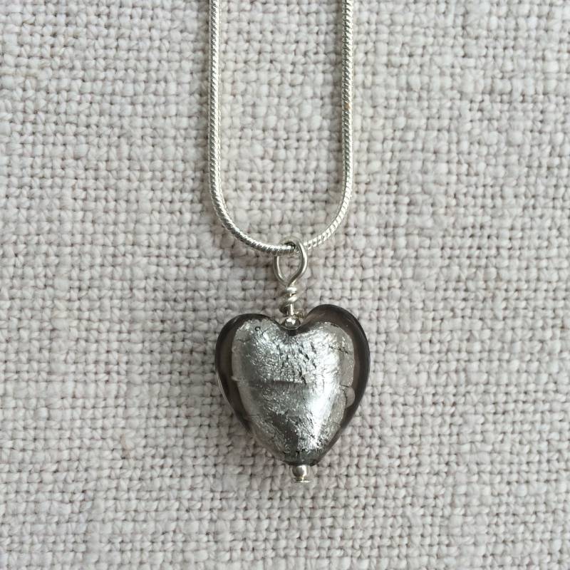 Diana Ingram Sterling Silber Kette Mit Grauem Herz Aus Murano Glas Diana Ingram Sterling Silber Kette Mit Grauem Herz Aus Murano Glas von DianaIngramJewellery