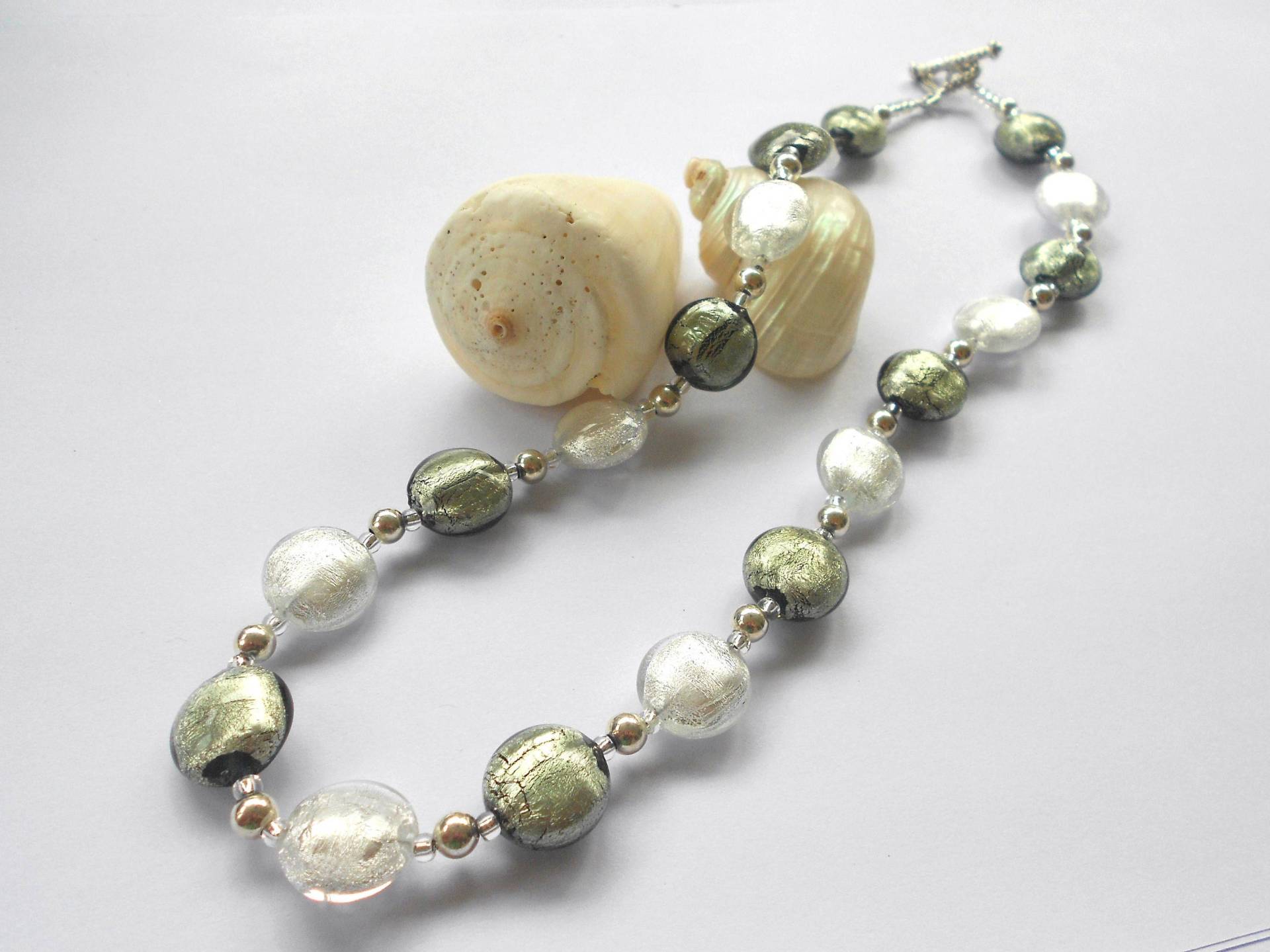 Diana Ingram Halskette Mit Grauem Und Klarem Kristall Weißgoldenen Muranoglas Kleinen Linsen Auf Sterling Silber Perlen Verschluss Diana Ingram Halskette Mit Grauem Und Klarem Kristall Weißgoldenen Muranoglas Kleinen Linsen Auf Sterling Silber Perlen Verschluss von DianaIngramJewellery
