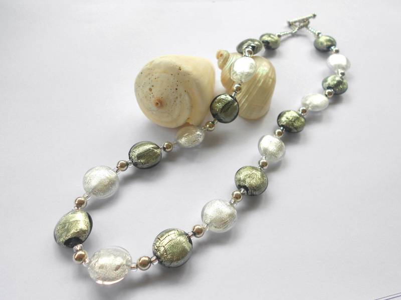 Diana Ingram Halskette Mit Grauem Und Klarem Kristall Weißgoldenen Muranoglas Kleinen Linsen Auf Sterling Silber Perlen Verschluss Diana Ingram Halskette Mit Grauem Und Klarem Kristall Weißgoldenen Muranoglas Kleinen Linsen Auf Sterling Silber Perlen Verschluss von DianaIngramJewellery